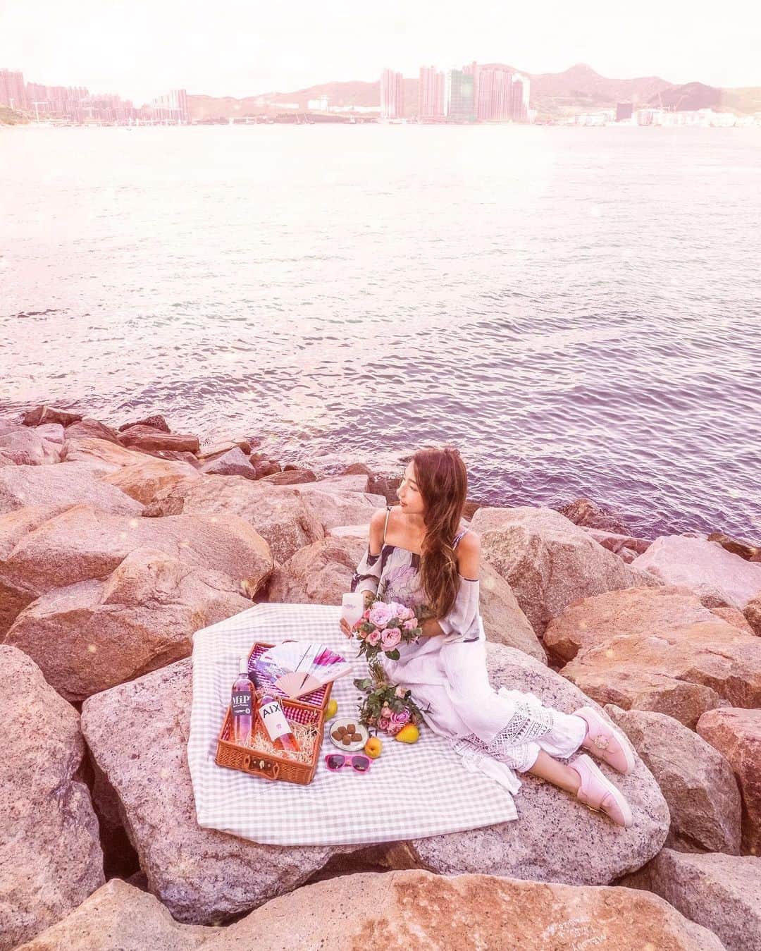 Moanna S.さんのインスタグラム写真 - (Moanna S.Instagram)「What a perfect afternoon🌊. Picnic by the sea with my lovely bottles of @vinsdeprovence wine! It’s so crisp and refreshing. It’s perfect for summer sipping!  #VinsdeProvence #rosédeprovence #rosewine #Provencestyle #SummerwithProvence #Wellalwayshaveprovence」9月29日 21時46分 - moannaxdessire