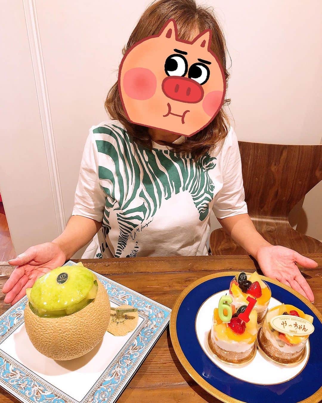 みきママさんのインスタグラム写真 - (みきママInstagram)「【母が突然やってきました〜！！】  母「誕生日ケーキをもらったからみんなで食べよう‼️」ってさ。  メロンを切ったら、まさか中からケーキがでてきました😭😭😭すごい😭😭😭ありがとうございます😭😭😭  中をくり抜いて、生地をメロンに合わせて重ねていってるんだろうな〜😳😳😳  味はね、メロンの豊潤な味わいとショートケーキの甘味が合わさって最高級なショートケーキになっていました✨✨✨  杏ちゃん「まじでうまい❤️」ってさ。味わえ。一口○百円だぞ。  すると、はる兄「やっちゃんの洋服、スターバックスみたいだね。ゼブラ（しまうま）、いいね。」って言ったら、  母「これは、きりんだから。」ってさ。  いやいや、どうみても、しまうまだろ。  #みきママ　#しまうま  #ゼブラ #メロンケーキ　#高野フルーツパーラー」9月29日 21時48分 - mikimama_official
