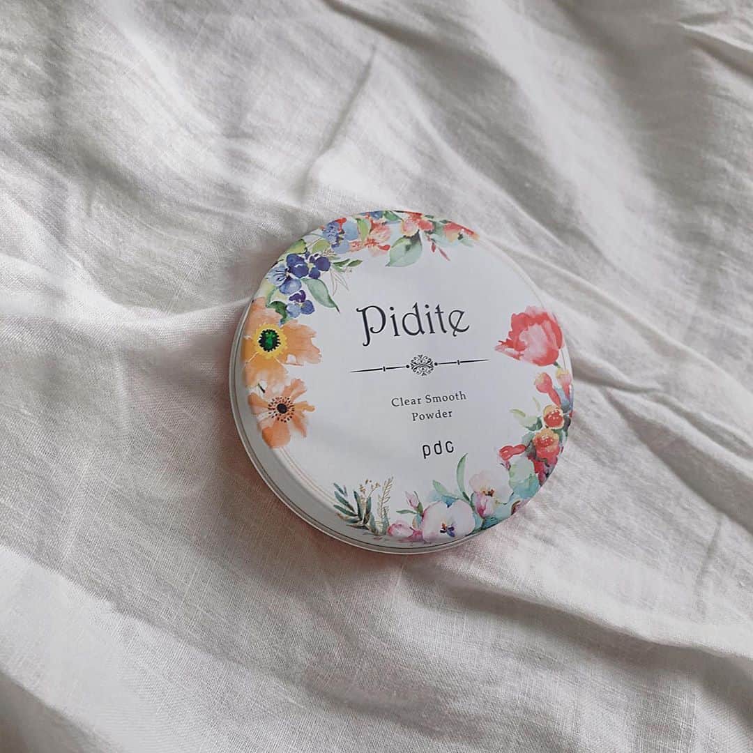 楠ろあさんのインスタグラム写真 - (楠ろあInstagram)「🍁  最近急に寒くなってきて やっと秋服の出番がきて嬉しい...𓅪  ついに舞台の稽古もスタートしました!  まだまだマスク生活が続く中でリニューアルした ピディットのクリアスムースパウダーを頂きました♡  これが毛穴やくすみもカバーしてくれて 稽古中長時間お直ししなくても崩れにくくてとっても助けられてる...  まだまだ紫外線が強い日もあるけど SPF50+/PA++++でとってもありがたい🦚  より多くの肌色に合うように色味調整もされていて パフも以前のよりすごく軽い仕上がりになる嬉しい𓍯 ぜひ試してみてください☺︎  @pdc_jp   #ピディット #ハイカバーパウダー #ベースメイク #フェイスパウダー #大人の肌悩み #プチプラコスメ #スキンケアパウダー #pr」9月29日 21時50分 - roa.k6
