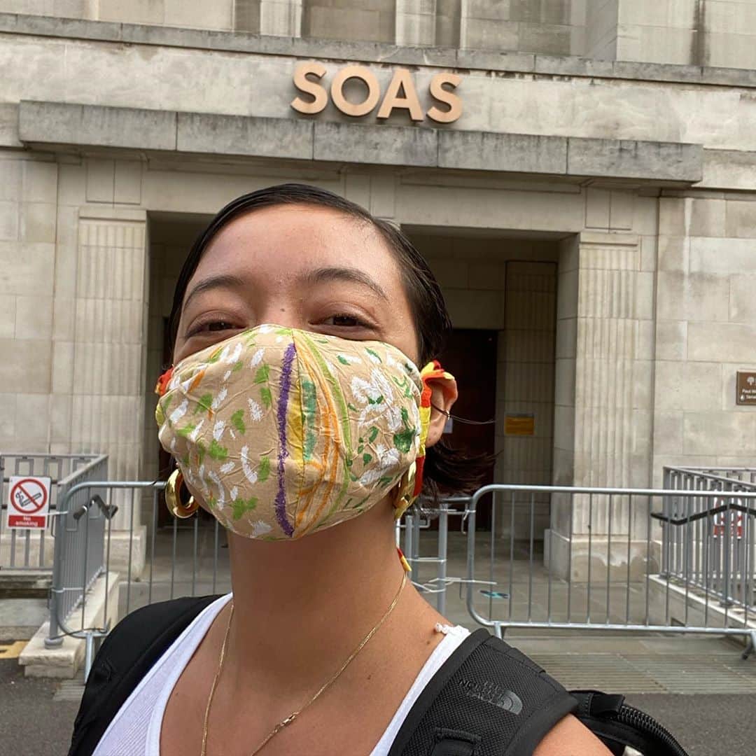 ナオミ・シマダのインスタグラム：「this wasn’t exactly how I imagined starting my ‘back2school’ journey into higher education for the first time, amidst a global pandemic, only engaging with my teachers and fellow students through a screen but I’m trying to keep an open heart/mind, because at the same time what a historical moment to be studying how to make some kind of sense of what is happening in the here and now, to understand the history of the structures that created the circumstances for us to find ourselves here. excited to gain more tools to navigate this seismic shift in consciousness as we learn to unlearn and see past the present moment to create better futures for all! I’m terrified and excited in equal measures! I know that the university is far from the only way or place of learning and i think we should be critical of the university as an entity but I’m so grateful to my many teachers in their many forms who planted seeds in me that helped get me here. celebrating feels hard right now but I’ve always been curious, so here’s to a new challenge, a new chapter and hopes for a new world 🥰」