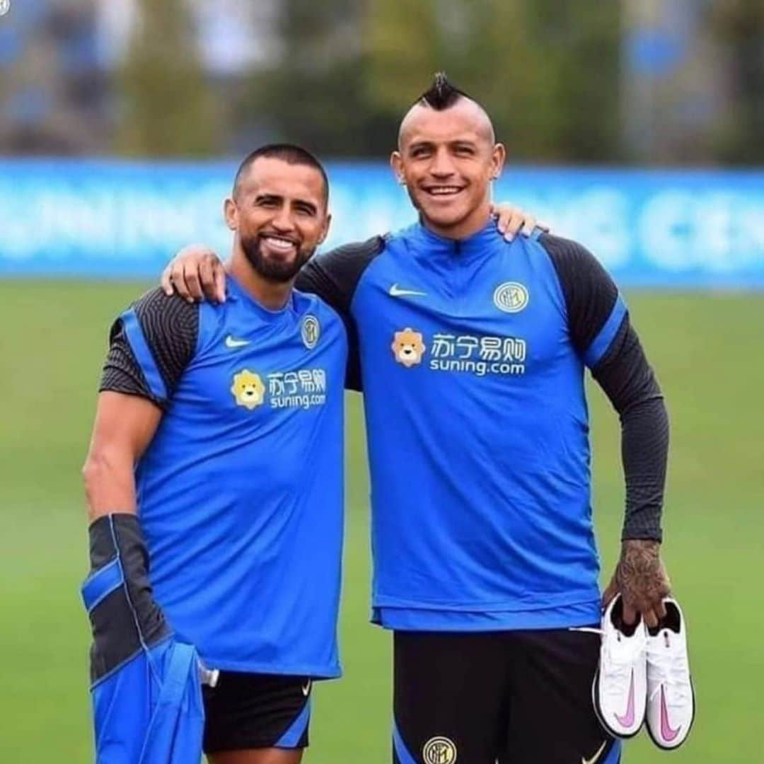 アルトゥーロ・ビダルさんのインスタグラム写真 - (アルトゥーロ・ビダルInstagram)「@alexis_officia1 😂👍🏽⚽️💪🏽@kingarturo23oficial 😂👍🏽⚽️💪🏽 🇨🇱 🇨🇱💙🖤 @inter」9月29日 21時52分 - kingarturo23oficial