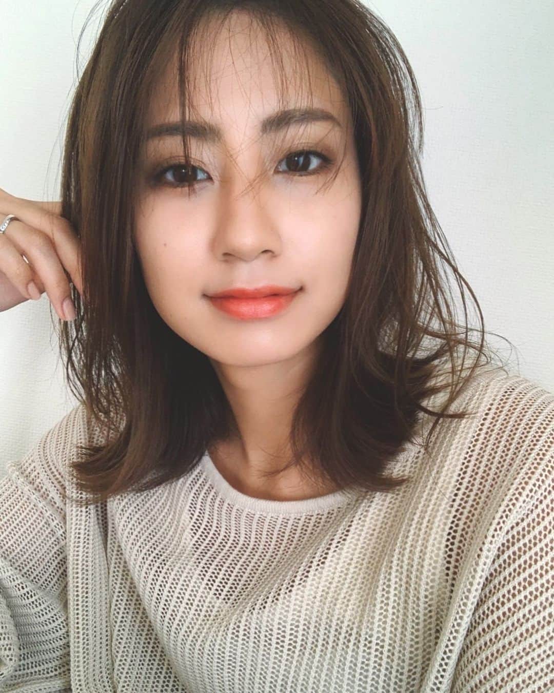 のインスタグラム：「ご無沙汰ですが、まだ完全には諦めていません。（笑） 外に出るのにどうせマスクするから〜と手を抜きがちな毎日ですが、前髪の長さも髪色もいい感じになってきたので今日はヘアもメイクもちゃんとしました😂 . #外ハネボブ #ロブヘア #シースルーバング #オレンジリップ」