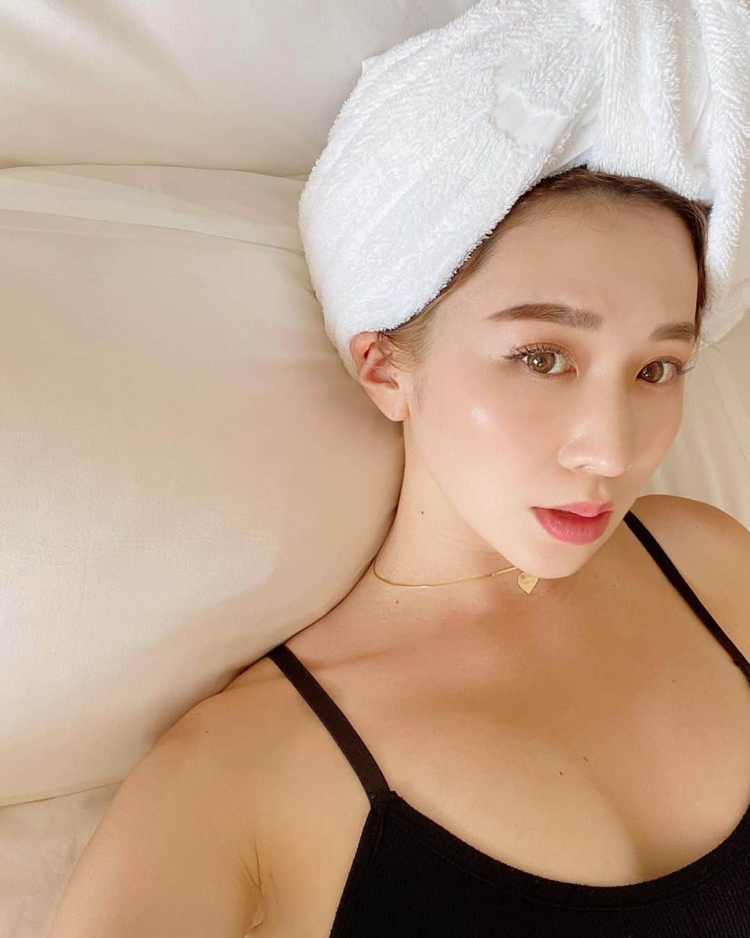 shihoのインスタグラム：「髪の毛伸びてきたらなにが めんどくさいって乾かす手間ね🤷‍♀️笑 本当にお皿洗い並みに嫌いかも笑 😂😂😂 . . . . . . さて、今月も #エスビューティークリニック  いってきました🌈 毎月美肌メニューをありがとう ございます！！！ @dr.y.yumi 先生💕  珍しく2日もしつこくsorry🙈 おやすみーーーーーーーー🐒❤️」
