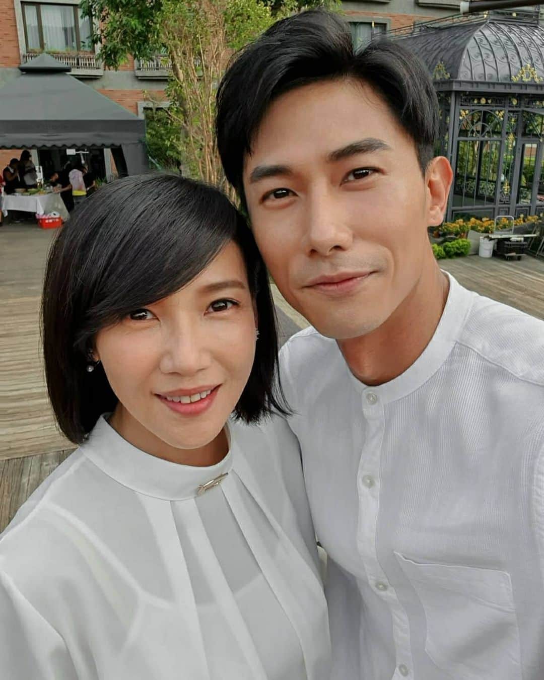 デスモンド・タンのインスタグラム：「《 因为我喜欢你》你看了吗? 她就是我戏里暗恋多年的Sunny姐。姐弟恋? 不像吧~ ☺ @jessiemermaid127 Thank you for being a wonderful actor to work with!   Catch my latest drama "Falling into You", which I spent 4 months filming in Taiwan last year, on @mewatch.mediacorp now! 还没看的朋友赶快上网看一看噢!  #Fallingintoyou #因为我喜歡你 @love_gtv_drama」