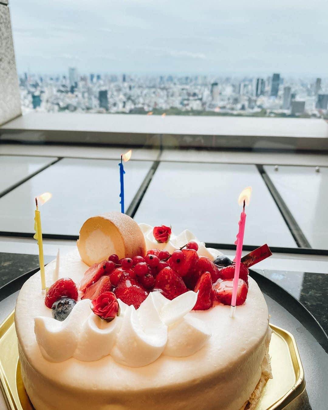 福井仁美さんのインスタグラム写真 - (福井仁美Instagram)「#BIRTHDAY  いくつになっても嬉しい誕生日🎁  人のお祝いは好きだけど、自分がされるのは申し訳なくって、かれこれ10年以上この時期は必ずといっていいほど日本にいなかったけれど  今年はこんな時代でずっと東京にいるので、みんなに毎日お祝いしてもらい、盆と正月が一気に来た気分でとにかく幸せに浸っています❤️  コロナでライフスタイルが大幅に変わり今後のライフプランを見直せた最近。  仕事が好きで必死にやることが常に正解だと思っていたけど、それによって雑になっていた事が見えたり  媚びたくない一心で、女らしさを失っていたり  大変な事も多いけど いろいろといいきっかけになっているこのコロナ渦です。  でも常に今が1番楽しい！！  今年もそんな1年にしたいです！  みんなみんなみんな本当にありがとう！💋  #mybirthday」9月29日 21時59分 - hitton28