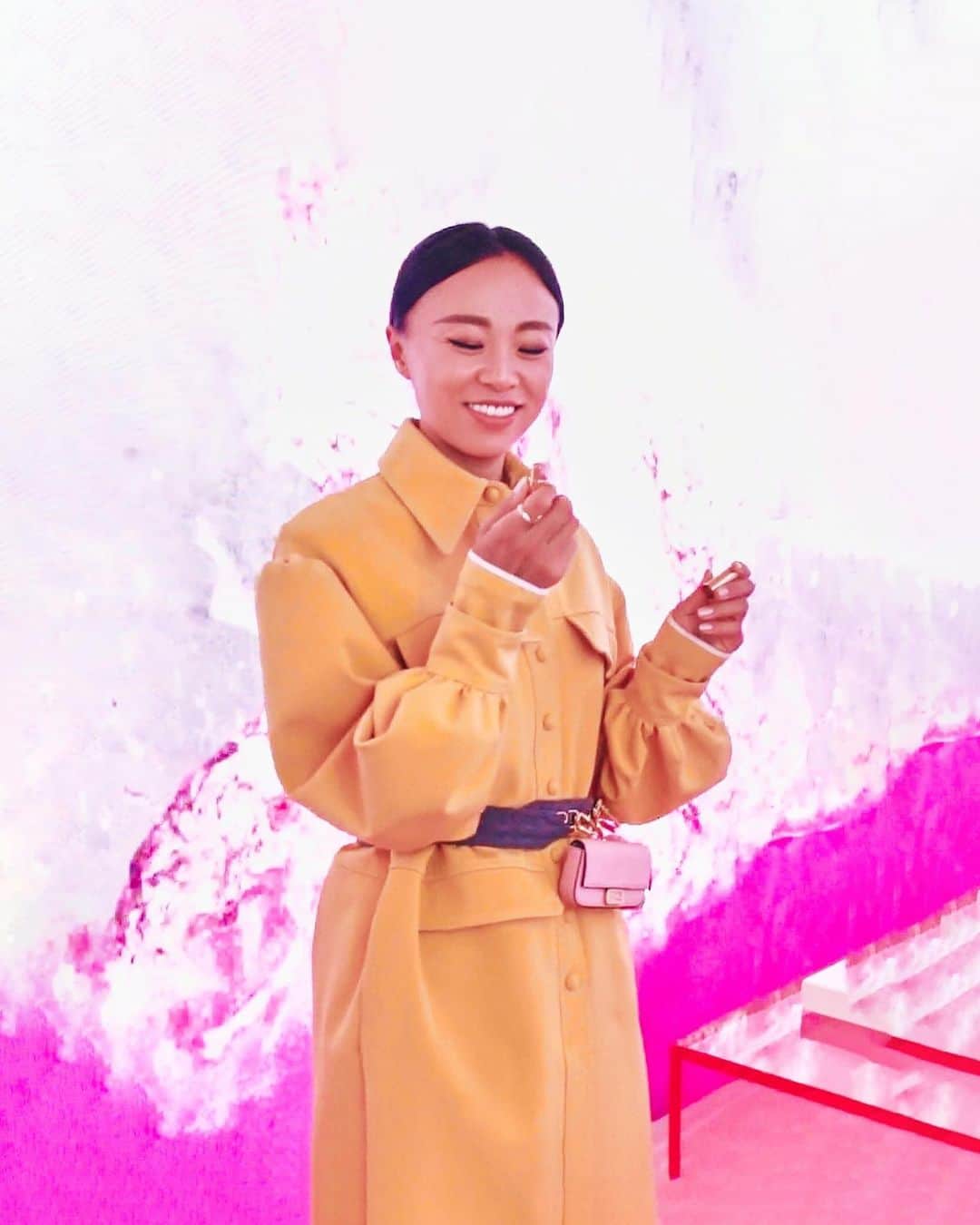 Fendiさんのインスタグラム写真 - (FendiInstagram)「Pink, please. Experience the new #FendiFrenesiaBaguette – scented with an inimitable fragrance by master-perfumer @maisonfranciskurkdjian and @silviaventurinifendi – unveiled during #MFW. #FendiBaguette #SilviaVenturiniFendi #maisonfranciskurkdjian  Produced by @fashiontomax Creative director @maximsap Photo by @stepanfilenko」9月29日 21時59分 - fendi