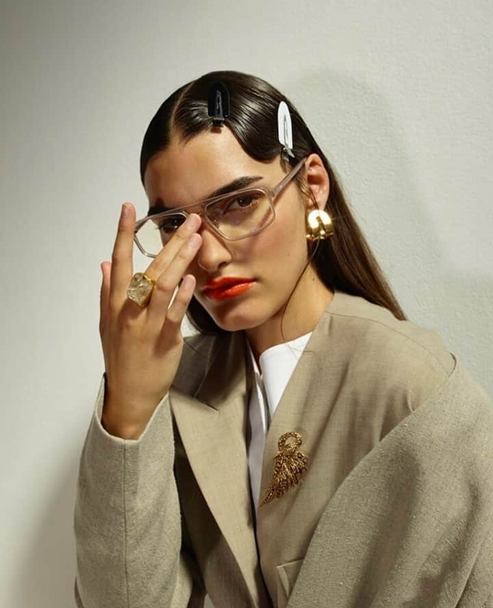 のインスタグラム：「Ready for business with @ella_eckersley⁠ and the Stanley Mauve optical⠀⁠ ⠀⁠ Photography: @niciandkarin ⠀⁠ Editorial: @wyldemag⠀⁠ Styling @jessstebbingsstylist ⠀⁠ Make up @valeriaferreiramakeup ⠀⁠ Hair @davidebarbieri_⠀⁠ ⁠⠀⁠ ⠀⁠ #SS20 #ss20optical #optical #optic #opticallover #belgium #opticalfashion #antwerpdesign #belgiumfashion #oversized #oversize #antwerpfashion #collection #fashioneyewear #optician #lunettes #eyeweardesign #fashion #komono⁠⠀⁠ ⁠⠀⁠ ⁠⠀⁠」