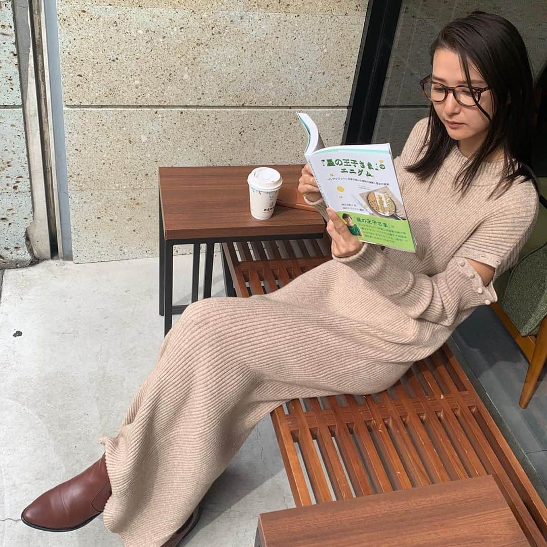 美優さんのインスタグラム写真 - (美優Instagram)「読書の秋🍁﻿ ﻿ ホットのカフェラテを飲みながら読書☺️📖﻿ ﻿ 今読んでいるのは﻿ 『星の王子様』のエニグム﻿ ﻿ 星の王子様は世界3位の発行部数なんだって😳﻿ その本にこんな暗号が隠されていたとは…！😳﻿ ﻿ 是非みなさん読んでみて下さいね😊﻿ ﻿ #星の王子様　#星の王子様のエニグム　#サンテグジュリペリ　#lepetitprince」9月29日 22時00分 - miyu11_20