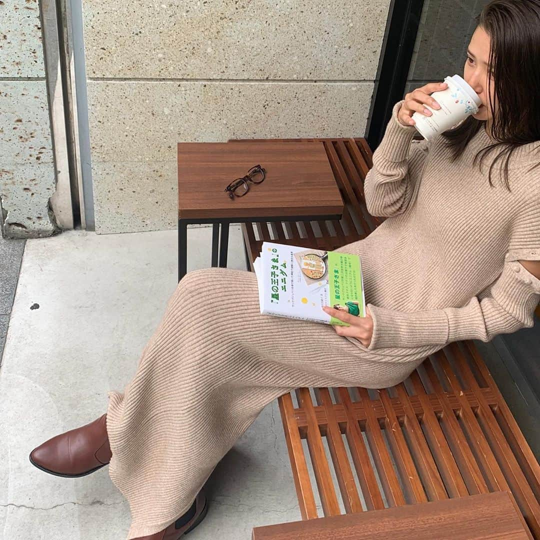 美優さんのインスタグラム写真 - (美優Instagram)「読書の秋🍁﻿ ﻿ ホットのカフェラテを飲みながら読書☺️📖﻿ ﻿ 今読んでいるのは﻿ 『星の王子様』のエニグム﻿ ﻿ 星の王子様は世界3位の発行部数なんだって😳﻿ その本にこんな暗号が隠されていたとは…！😳﻿ ﻿ 是非みなさん読んでみて下さいね😊﻿ ﻿ #星の王子様　#星の王子様のエニグム　#サンテグジュリペリ　#lepetitprince」9月29日 22時00分 - miyu11_20