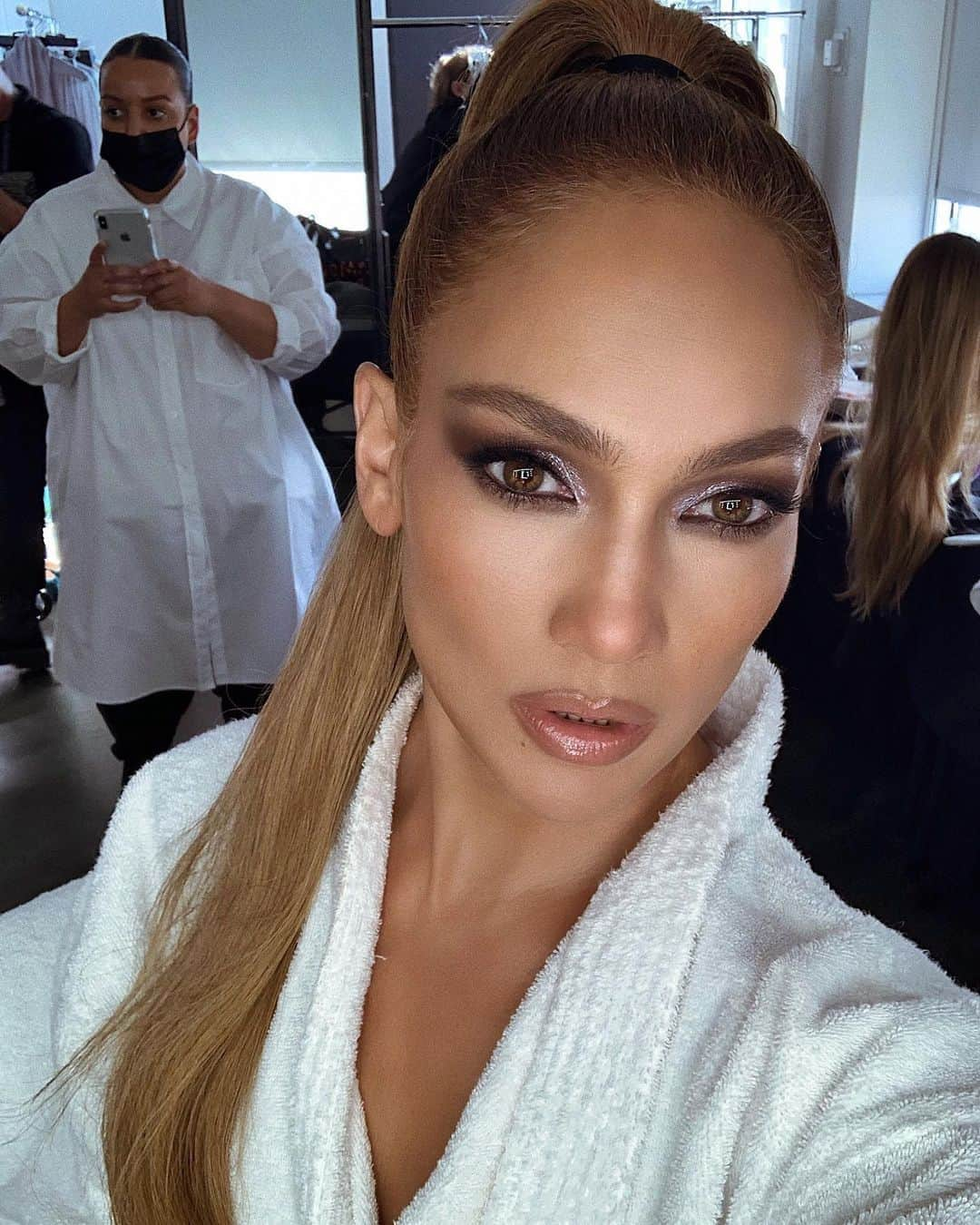 Hung Vanngoさんのインスタグラム写真 - (Hung VanngoInstagram)「#JLo (@jlo) ❤️🌟⚡️✨💫⭐️ #behindthescenes . 👗 @robzangardi @marielhaenn 💅🏻 @erierinailz 💇 @daniellepriano 💄 @hungvanngo」9月29日 22時00分 - hungvanngo