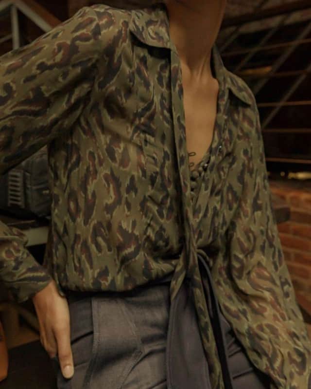 デレクラムのインスタグラム：「A scarf tie, a partially unbuttoned placket. The perfect blouse, sensually speaking.」