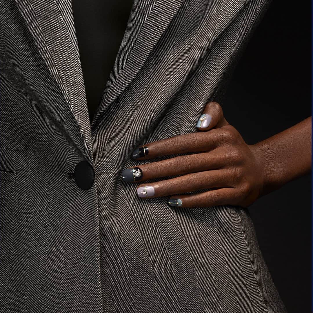 のインスタグラム：「Let your hands do the talking with muted monochromes and a hint of crystal to keep it subtly stylish.  #SwarovskiForProfessionals #SwarovskiCrystals #SwarovskiNails」