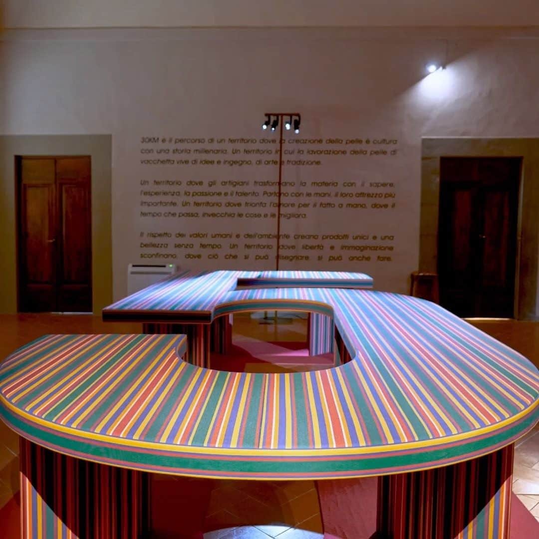 のインスタグラム：「The story of fifty years of passion, originality and sustainability is told in the heart of Florence where Il Bisonte was born: the monumental Palazzo Corsini complex. The installation created by @felicelimosani, is a tribute to the brand's history and identity which have always been based on a continuous dialogue between tradition and innovation. ☆ #ilbisonte #leather #craftmanship #installation」