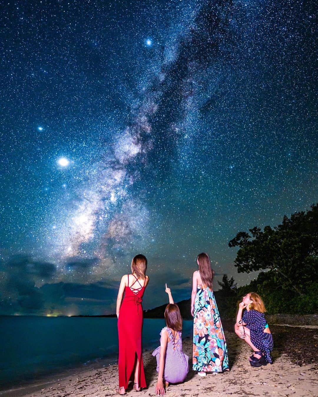 リアラさんのインスタグラム写真 - (リアラInstagram)「沖縄の石垣で見た星空⭐️ プロのカメラマンさんに撮って頂いたよ✨  星が見える場所まで行って、流れ星に3回お願いするまで帰らなかった！ 彼氏出来ますように！って必死で願うリアラでした😊  #沖縄#天の川#流れ星#流星#星空#これに影響されて最近シャカラビの星空の下で聴いてる#オレンジレンジ　もね#歌舞伎町#新宿#キャバクラ#キャバ嬢#アマテラス#リアラ」9月29日 22時13分 - riaranyan