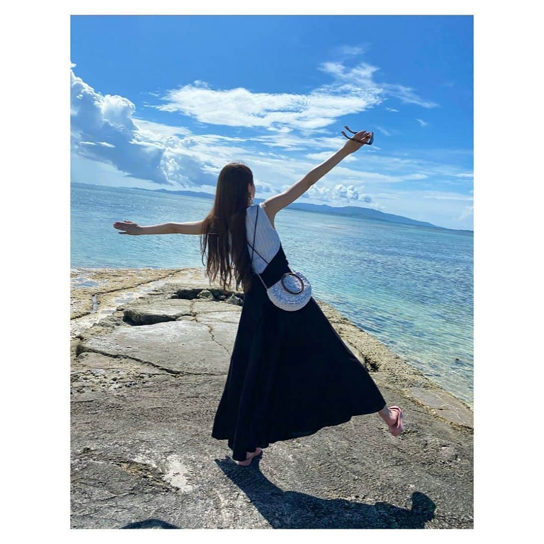 愛聖りささんのインスタグラム写真 - (愛聖りさInstagram)「.  初めての石垣島🏝🌺✨﻿ お天気もよくて最高だった☀️﻿ 特に平久保崎灯台からの景色は絶景だった😭﻿ （1〜3枚目は完全無加工です！！！） 竹富島にも行けて水牛車も乗れて大満足🙆‍♀️﻿ ずーーーっと沖縄にいたかった🥺﻿ .﻿ 年末もどっか行けたらいいなぁ… . #沖縄 #石垣島 #竹富島 #旅行 #海 #夏休み #오키나와 #여행 #okinawa #ishigakiisland #taketomiisland #vacation #travel #instagood #followme #🐠」9月29日 22時15分 - risa_aise