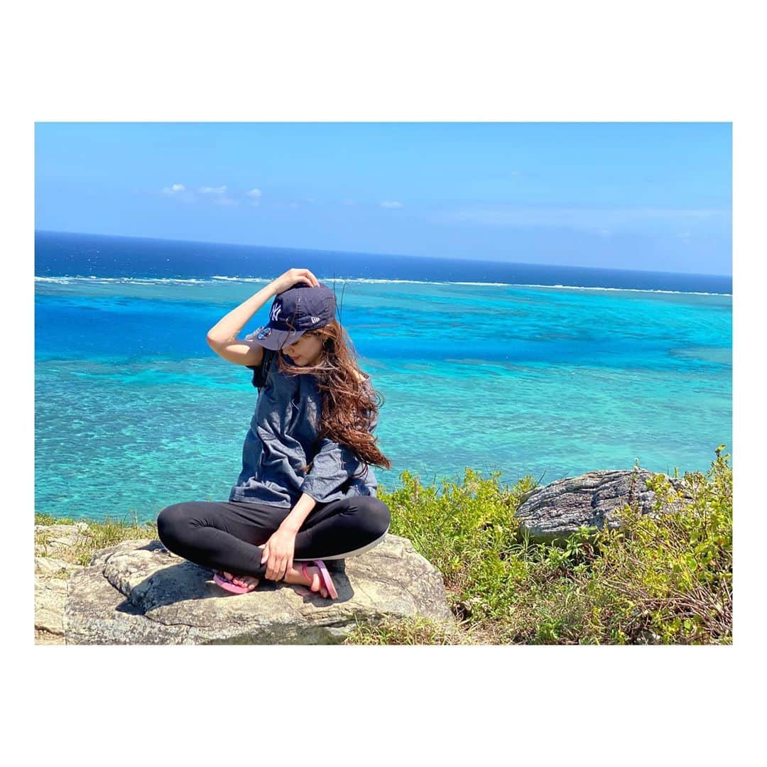 のインスタグラム：「.  初めての石垣島🏝🌺✨﻿ お天気もよくて最高だった☀️﻿ 特に平久保崎灯台からの景色は絶景だった😭﻿ （1〜3枚目は完全無加工です！！！） 竹富島にも行けて水牛車も乗れて大満足🙆‍♀️﻿ ずーーーっと沖縄にいたかった🥺﻿ .﻿ 年末もどっか行けたらいいなぁ… . #沖縄 #石垣島 #竹富島 #旅行 #海 #夏休み #오키나와 #여행 #okinawa #ishigakiisland #taketomiisland #vacation #travel #instagood #followme #🐠」