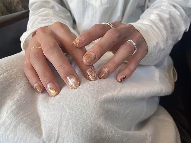Mie Kawanoのインスタグラム：「今回のnail マグネットのが可愛い𓃈 動画上手く撮れなかったけど 角度によって見え方が変わるのが可愛すぎる♡ @otto.ayu ちゃんいつもありがとう𓂃𓂂  @canaljean のスクエアのリングと子供たちからの 誕生日プレゼントの小指のリングが最近のお気に入り♪」