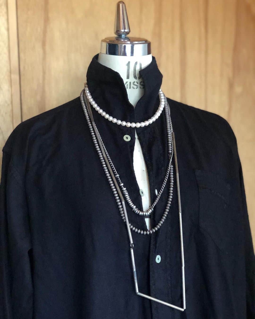 Megさんのインスタグラム写真 - (MegInstagram)「次はこの時期に使えるライトな羽織やシャツを  これは黒く後染めされた長めのシャツ ボタンは開けながらも襟をパールのチョーカーでこんなふうにして着てみては？  #swellvtg #shirts #black #vintage」9月29日 22時16分 - meg_swellvtg