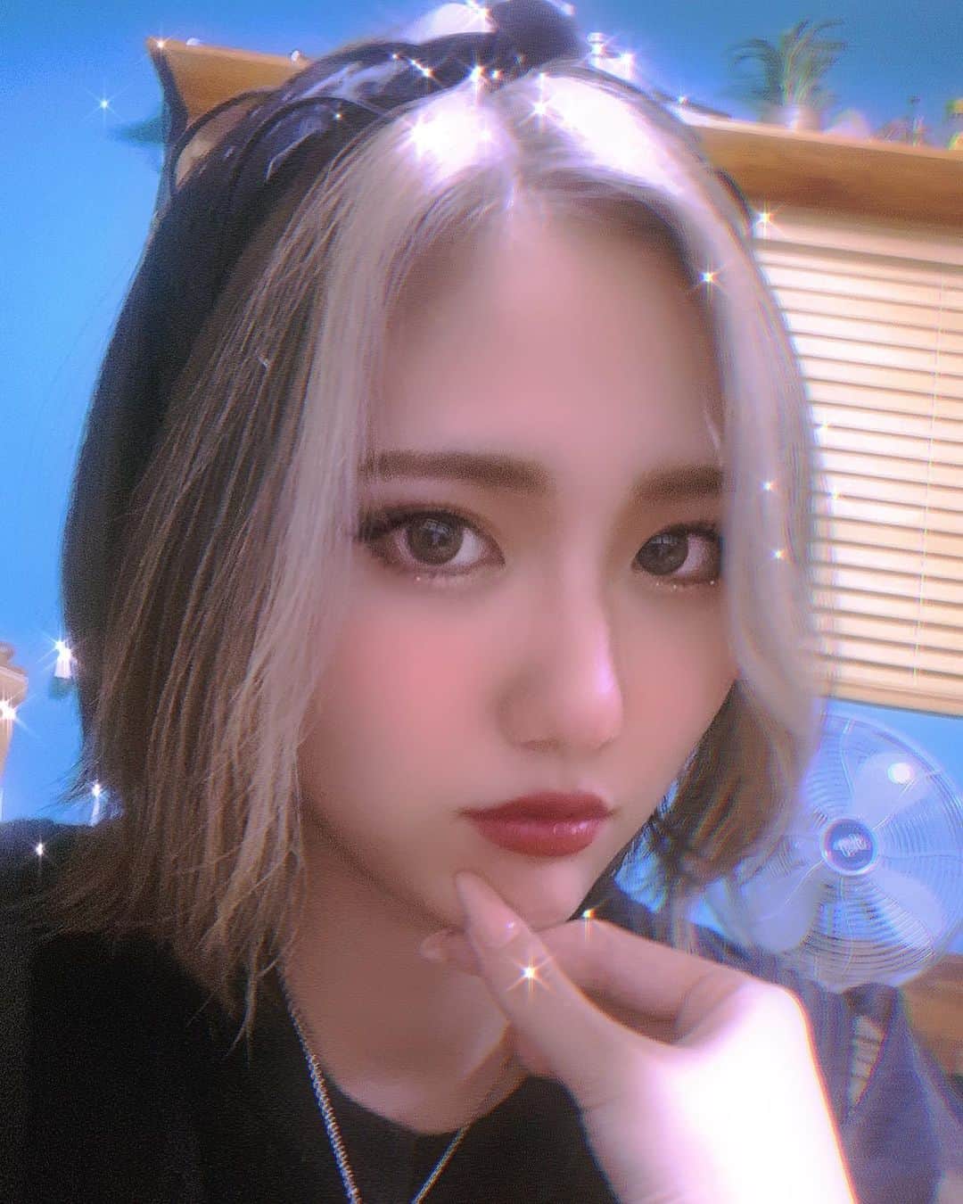 守田美咲のインスタグラム：「22歳になりました🎀 みんなからお祝いの言葉頂き嬉しすぎて幸せいっぱいです🥺  22歳は綺麗な人になるのが目標です⭐️ 今年も大好きな彼氏と過ごせて幸せ100%💋  今回もKR2Sさんでカラーカットしてもらいました💓 いつもありがとうございます😭💓  #kr2s中百舌鳥 #美容院 #誕生日 #フェイスフレーミング #前髪カラー #22歳」