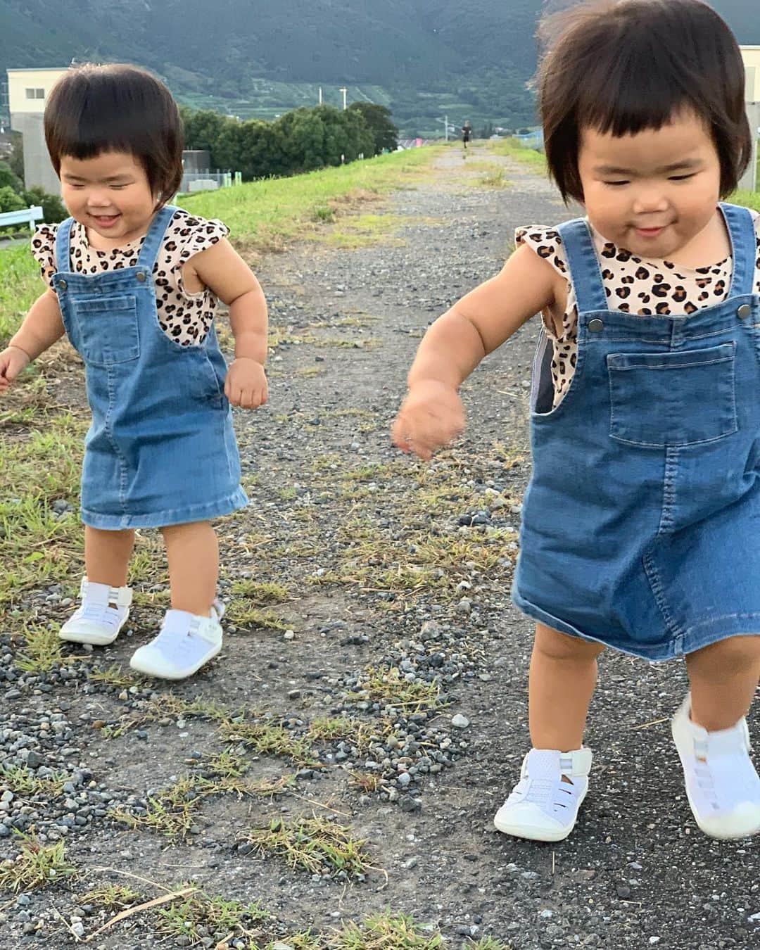 前田阿希子さんのインスタグラム写真 - (前田阿希子Instagram)「1歳3ヶ月を迎えました🙌  やっと上の前歯も一本ずつ生えて、歯が三本になりました。 今まで全身いい匂いだったのに、時々足から部活帰りの匂いがします。  育ってるぞ。双子🐥🐥  #双子 #1歳3ヶ月 #サンダルだと思って素足で履かせていた母が悪い #twins #1yearand3months  #たまひよ #ままのて #べびすたくらむ」9月29日 22時19分 - akiko_1206
