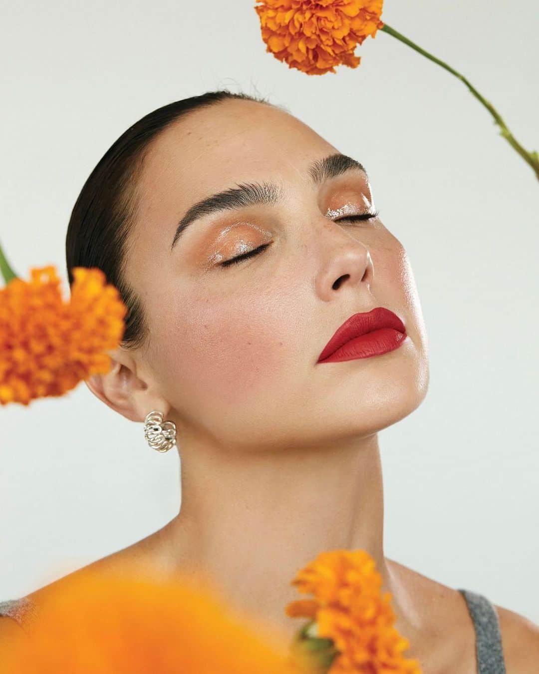 ガル・ガドットさんのインスタグラム写真 - (ガル・ガドットInstagram)「Dream in color 🌺 @Revlon #SuperLustrous The Luscious Mattes Lipstick in 023 #ad」9月29日 22時22分 - gal_gadot