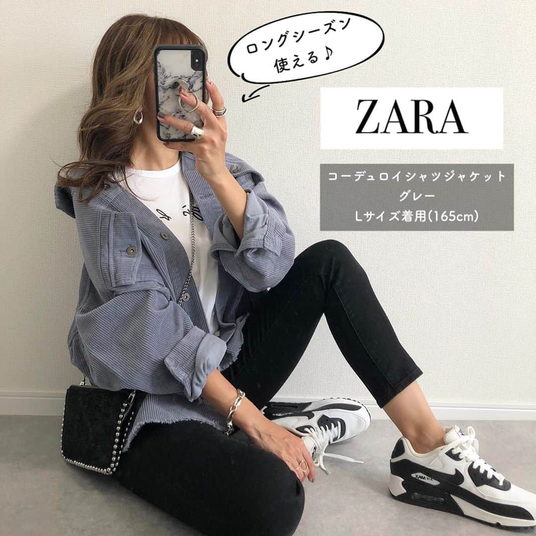 Miyoのインスタグラム：「2020.9.29 ・ 昨日postした @zara のコーデュロイシャツジャケット グレーを着てみました❤︎ やっぱりロゴTに黒スキニーが1番合う☺️ 来年もきっとおんなじ様な格好してると 思うww😂♥️ お尻周りもしっかりカバー👌🏻(4枚目) もう少し寒くなったらパーカーを 合わせたいな♡(5.6枚目) ・ #コーデュロイシャツジャケット …#ZARA#ザラ Tシャツ…#agnesb#アニエスベー スキニー…#UNIQLO#ユニクロ スニーカー…#nike#エアマックス バッグ…ZARA、#beautifulpeople パーカー…楽天 ・ 着用アクセサリーやパーカーの詳細など ブログに書いています✍🏻💓 @miyopu のトップページからとべます☺️ ・ ・ ・ #ザラ購入品#ザラジョ#ザラコーデ#コーデュロイジャケット#zarawoman#パーカー#ユニクロコーデ#スニーカーコーデ#秋コーデ#今日のコーデ#ママコーデ#ママファッション#プチプラコーデ#プチプラファッション#シンプルコーデ#カジュアルコーデ#大人カジュアル#大人可愛い#時尚#置き画」