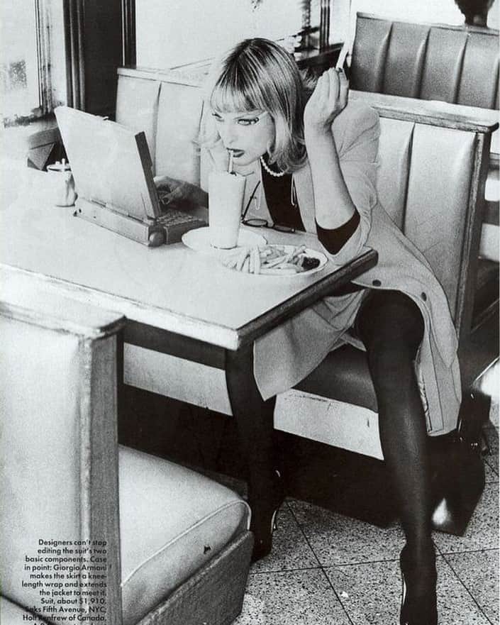 大森美希さんのインスタグラム写真 - (大森美希Instagram)「Today’s mood “The Scoop On Suits”   Linda Evangelista, by Ellen Von Unwerth, Vogue US, August 1994  今日のランチタイム  #mood #lindaevangelista #vogueus #vogue #fashionphotography #fashioneditorial #supermodel #ellenvonunwerth #90sfashion #monochrome #fashion #mode #今日のムード #リンダエヴァンジェリスタ #アメリカンヴォーグ #ヴォーグ #ファッションエディトリアル #ファッションフォト #スーパーモデル #90年代ファッション #ファッション #モード #モノクロ写真」9月29日 22時25分 - mikiomori_