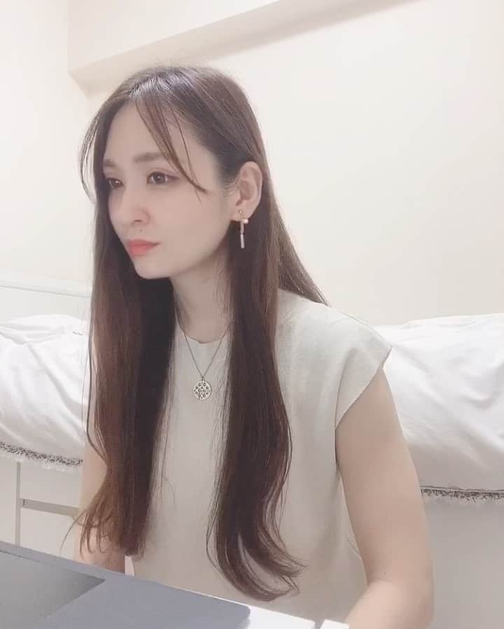 藤後 沙織 とうごさおりのインスタグラム：「こないだ始めたオンライン英会話 @nativecamp ちゃんと続いてるよ😊 すごく簡単な文章でさえ話すとなると出てこなくてほんと自分にがっかりするけど、早く喋れるようになりたくて、最近『カランメソッド』っていうのを始めました カランメソッドはスピーキングに特化しているレッスンで、英語を通常の4倍の速度で習得できることで有名な教材📚ネイティブキャンプは、カランメソッドの正式認定校だから安心。 ルールがいくつかあって、とにかく速いのと質問禁止なこと、省略形を使うことなどなどあって最初戸惑うけど、とにかく何か答えないとっていう緊張感があるので、上達が早くなるのわかる気がします。冠詞が抜けたり、発音が違ったりするとすぐに訂正してくれるのもありがたい。笑 一日無制限でレッスンを受けられるのもネイティブキャンプのいいとこ🏕 「カランキッズ」っていうお子様向けの教材もあるからお子様にもおすすめ♥︎ 今年もあと3か月だけど、スピーキング力高めるために頑張ります📚 ・ #ネイティブキャンプ #オンライン英会話 #カランメソッド#英会話レッスン #オンラインレッスン #英会話#英会話勉強中#英語やり直し#英語ペラペラになりたい#英語好きな人と繋がりたい#おうち英語 #英語の勉強#英語学習」