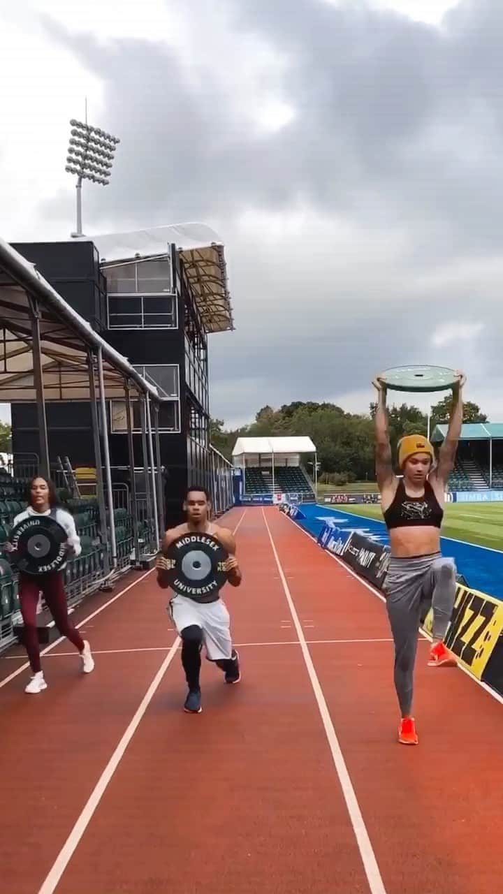 ジョディ・ウィリアムズのインスタグラム：「post session dripping in lactic circuit 🤡  1 & 1/2 squats  weighted press ups  eccentric lunges  around the world  lunge with over head press  burpees   today was a good one! (this reels thing took me SO long 💀)  #training #sprinter #fasterstronger #workout #circuit #fitlife #runnersofinstagram #gym #athletelife」