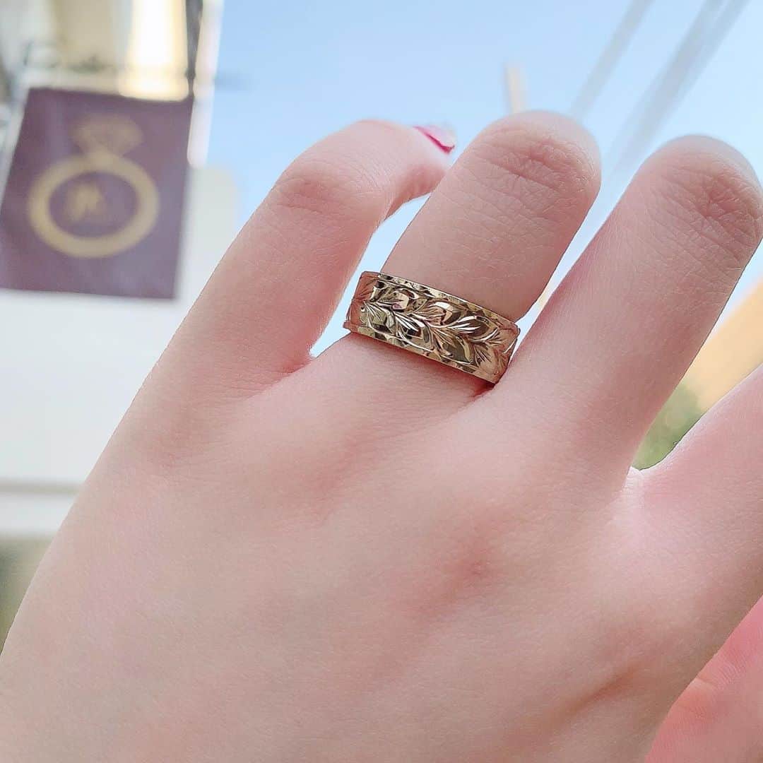 JKプラネット銀座.表参道.福岡|結婚指輪セレクトショップさんのインスタグラム写真 - (JKプラネット銀座.表参道.福岡|結婚指輪セレクトショップInstagram)「💍 @makana_hawaiian JKPlanet 表参道店・銀座本店で取り扱うハワイアンジュエリーの結婚指輪ブランドMakana（マカナ）。 . ハワイで彫る本格ハワイアン。マカナでは一人の女性職人が丁寧に彫りを入れるため、ふたりの指輪は別々になる事なく、同じ日に続けて彫ってもらえます。 . そして、太い幅の指輪でも圧迫感が少なくストレスフリー、着け心地は最高です。 . ＊＊＊＊＊＊＊＊＊＊＊＊＊＊＊＊ マカナはハワイアンジュエリーでは珍しい結婚指輪専門ブランドです。婚約指輪・結婚指輪でお探しのおふたりにとって参考になれば幸いです。 ＊＊＊＊＊＊＊＊＊＊＊＊＊＊＊＊ . 💍 @Makana_hawaiian ハワイアンジュエリー Makana（マカナ）正規取扱店 JKPlanet 銀座本店・表参道店 . @jkplanet.jewelry  #JKPlanet #JKプラネット #結婚指輪のセレクトショップ #婚約指輪のセレクトショップ #結婚指輪JKPlanet  #結婚指輪銀座 #結婚指輪表参道 #結婚指輪原宿 #結婚指輪名古屋  #Makana #マカナ #ハワイアンジュエリー #ハワイアンジュエリー結婚指輪 #結婚指輪 #婚約指輪 #指輪探し #結婚指輪探し #結婚指輪選び #マリッジリング #ブライダルリング #ブライダルジュエリー #ハワイ挙式 #プレ花嫁 #プレ花嫁さんと繋がりたい #海好きな人と繋がりたい #オーダーメイド結婚指輪 #weddingring #hawaiianjewelry」9月29日 22時28分 - jkplanet.jewelry