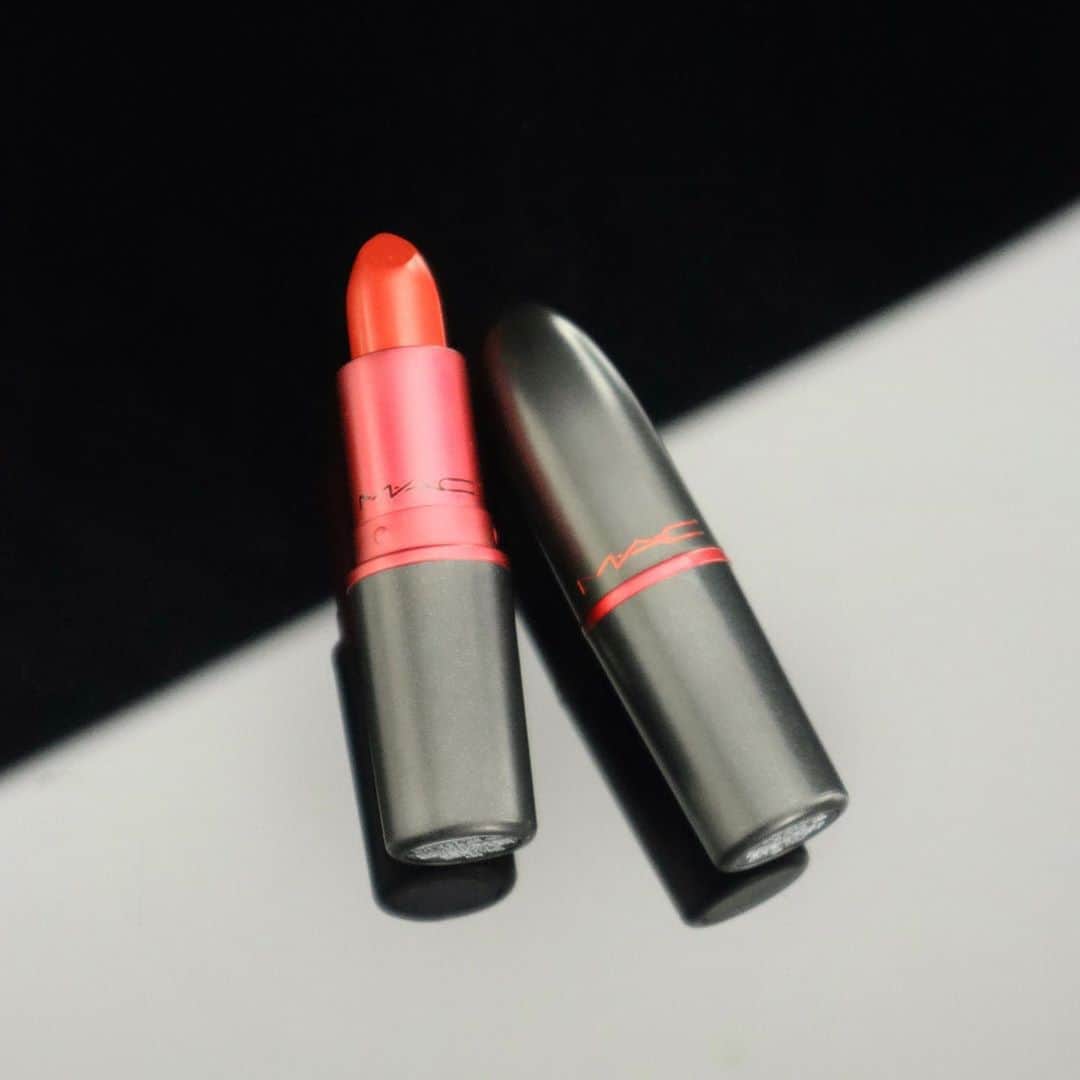 M∙A∙C Cosmetics Japanのインスタグラム：「#MACビバグラム 2020年 新色登場✨  ㅤ M·A·C ビバ グラム リップスティックの売上は、M·A·Cビバ グラム基金を通じて、健康で安心な未来とLGBTQの人々を含めたすべての人の平等な権利を支援する機関に寄付されています。 ㅤ 100％その売上が寄付されるリップスティックをあなたの手に💄 ㅤ #MACCosmeticsJapan #MACCosmetics #MAC #MACコスメ #マックコスメ #コスメ#コスメ紹介#コスメ好き#トレンドメイク#秋メイク#ビバグラム#赤リップ#MACリップ#リップ#リップメイク#リップスティック#ボリューム#ぷっくり#マットリップ#リップマニア」