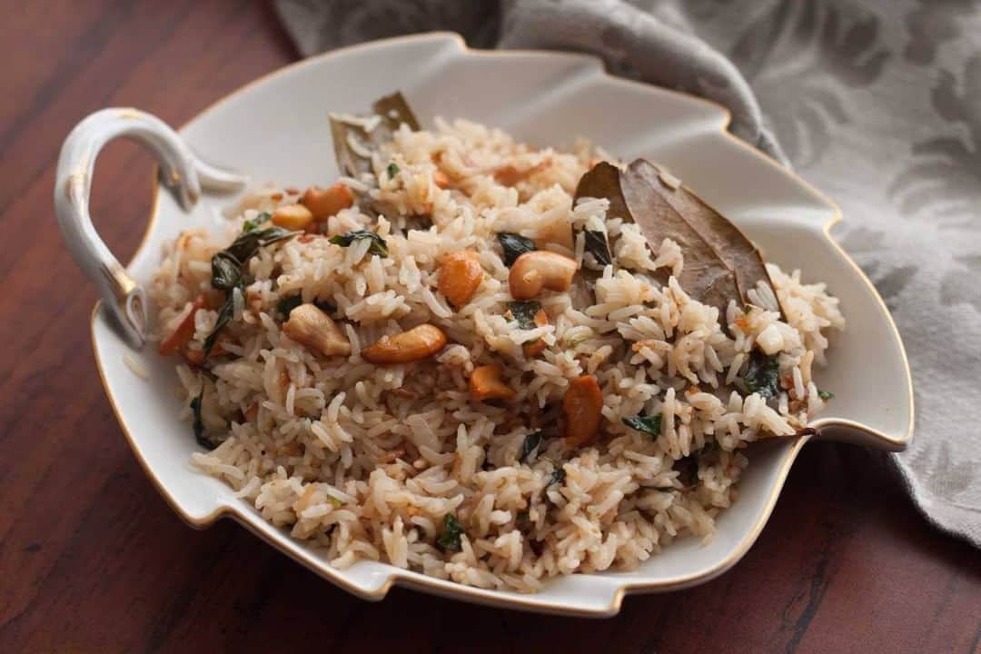Archana's Kitchenさんのインスタグラム写真 - (Archana's KitchenInstagram)「Thengai Paal Sadam Recipe - Coconut Milk Pulao is a delicious and lightly flavoured rice cooked in coconut milk which also tastes fantastic with any gravy. Do try this recipe and tell us how you liked it. Get the recipe from the smart.bio link in my profile @archanaskitchen . . . . . . #recipes #easyrecipes #dinner #indiandinner #coconutrice #coconutrecipes #archanaskitchen #healthyeating #highprotein #northindianfood #northindianmeal  #homemadefood #eatfit #cooking #food #healthyrecipes #foodphotography #recipeoftheday #comfortfood #deliciousfood #delicious #instayum #food」9月29日 22時30分 - archanaskitchen