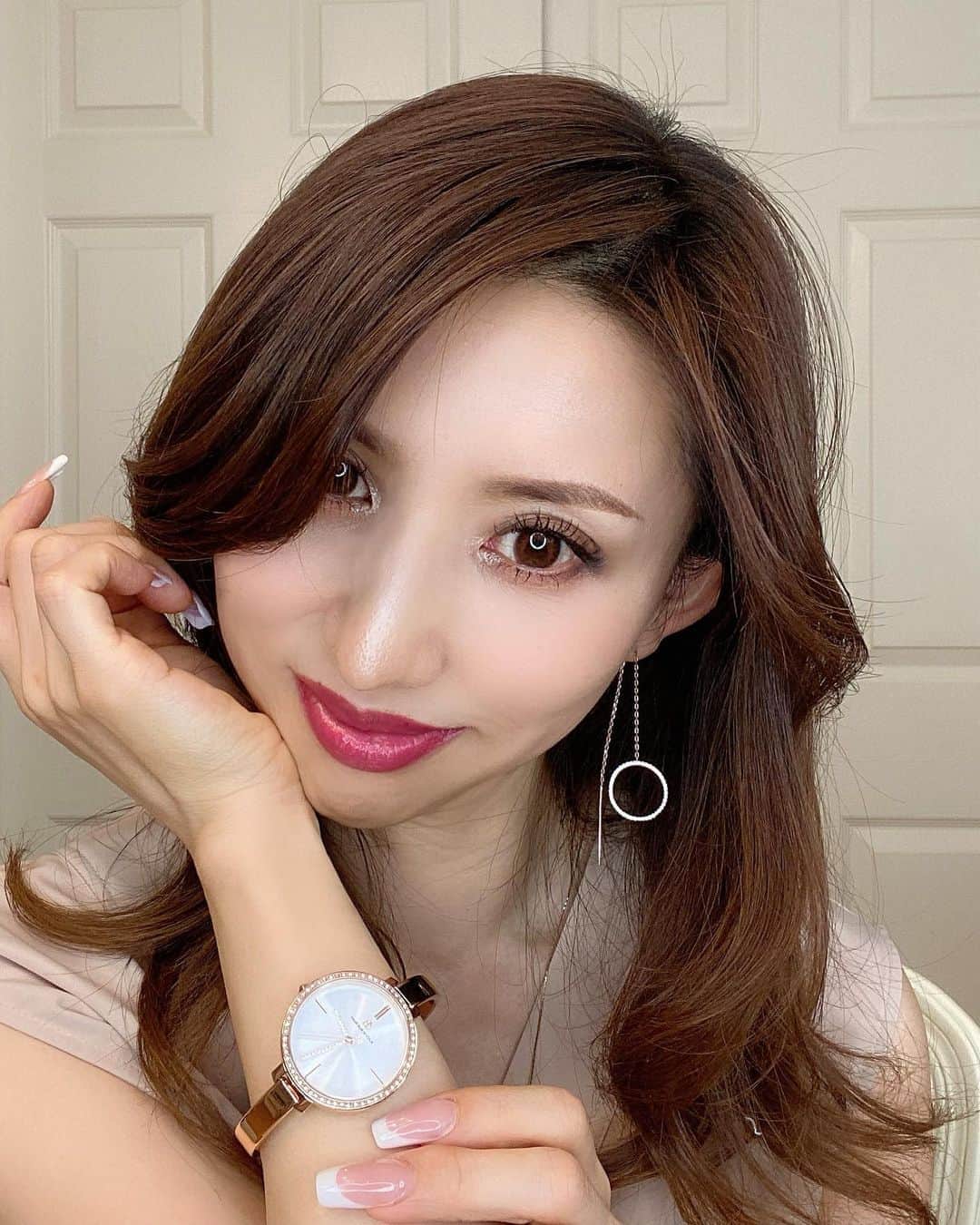 のインスタグラム：「♡_  エレガントで華奢なデザインが 女性らしい手元にしてくれる 4B WATCHES @4bwatches_japan の腕時計♡  フェイスの縁と針には ラインストーンが敷き詰められていて 繊細に輝いて綺麗なの♡  他のデザインもラインストーンの 蜂さん🐝やハート❤️が付いていたり 可愛い時計がいっぱいだから是非チェックしてみてね♡  クーポンコード【nailsin】 ご使用で10パーセントオフになります。 (クーポン使用期限は本日より1年間)  #4bwatches #腕時計 #時計 #4B #腕時計#時計 #watch #手元倶楽部 #大人可愛い #大人女子 #キレイめコーデ #綺麗めコーデ #ファッション部 #きれいめファッション #ママコーデ #ファッション好きな人と繋がりたい #おちびコーデ #低身長コーデ #Sサイズコーデ #お洒落さんと繋がりたい #アラフィフコーデ #アラフォーコーデ #jマダムのおしゃれ #美魔女 #ミセスモデル #読者モデル」