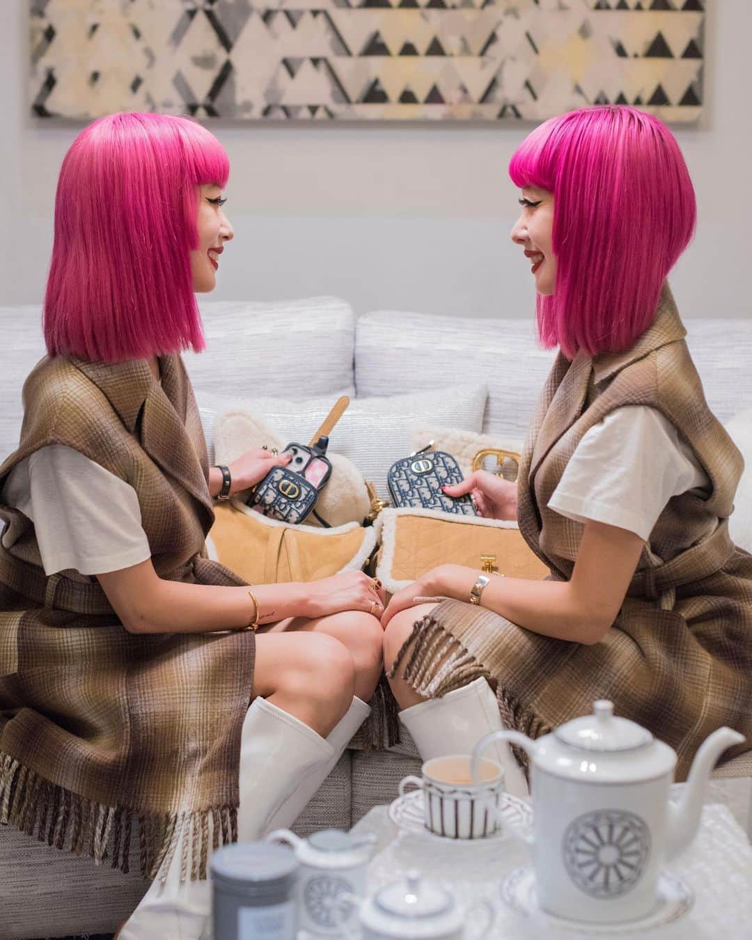 AMIさんのインスタグラム写真 - (AMIInstagram)「Dior💋 先程2021 SS collectionが発表されましたね💗私達も2人でライブ配信を拝見しました。 今回もメッセージが込められた、そして未来に前進する強さを感じるコレクションでした。カラー配色のしぼりのシリーズ可愛かったなぁ🔥🌹 @dior  @mariagraziachiuri   #Dior #DiorSS21」9月29日 22時33分 - amixxamiaya