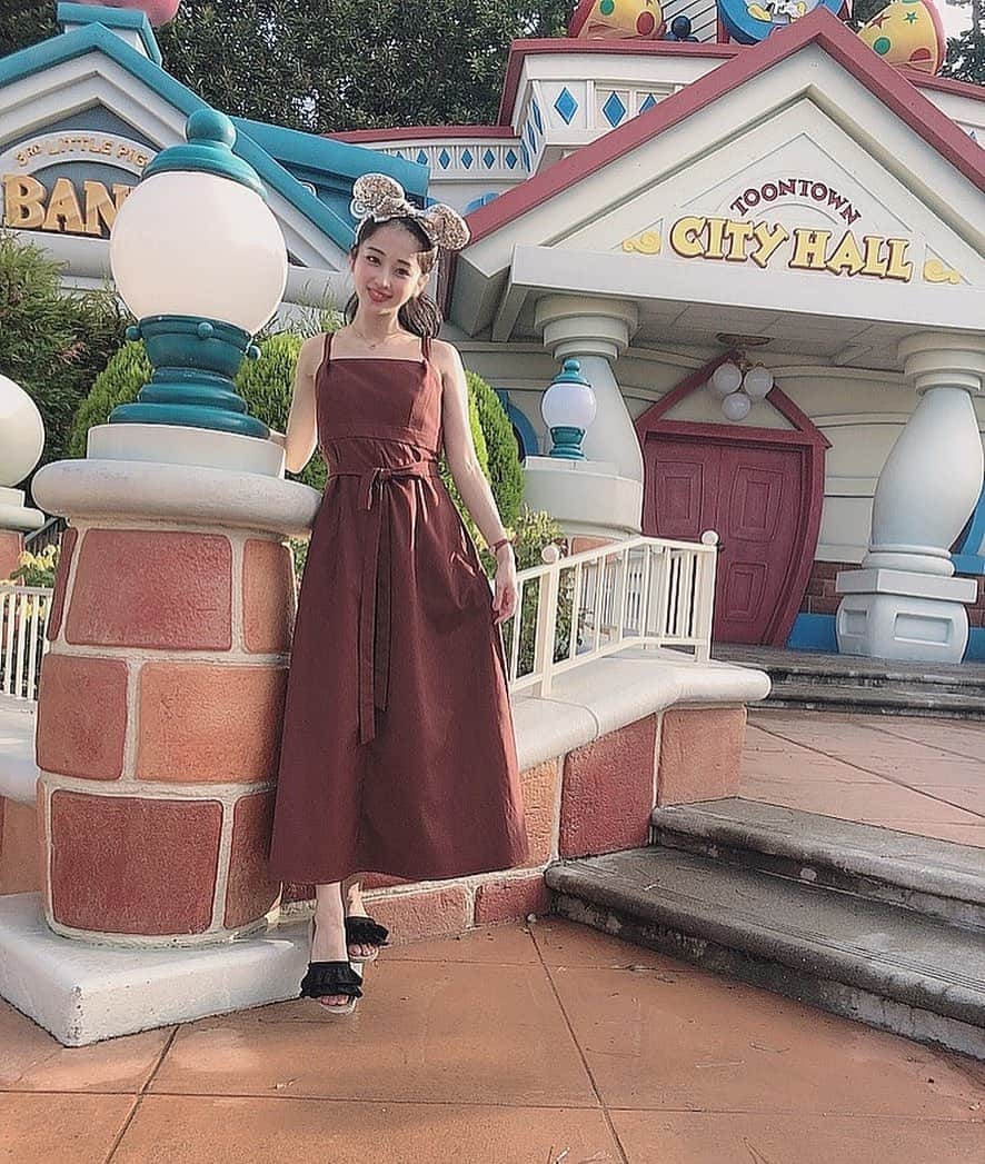 のインスタグラム：「可愛すぎたワンピース 👗  夏はこればかり来てました。 Mila Owenはシンプルなのに 形がとても綺麗で大好きです🤎  笑顔がちょうど疲れてますね笑  #coupeモデル  #東京サロンモデル  #ディズニー #ディズニーランド #ソーシャルディスタンス  #ポニーテール #オールバック #ハイポニー  #ロングヘア #ストレートヘア  #センターパート #ルーズヘア  #ダークブラウン　 #巻き髪 #黒髪 #暗色 #艶髪 #お気に入り #ビジョビ #ミニー #作品撮り  #被写体 #サロモ #サロンモデル  #milaowen #onepiece #codenate  #code #fashion  #撮影依頼募集中」