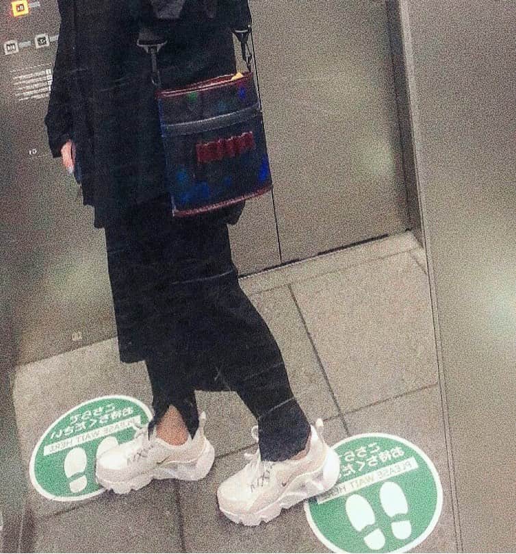 トリイクニコのインスタグラム：「zozoのポイントでgetした スニーカー履きたくて👟👟💙  @cotorica.official のメンズシャツと @un3d_official の展示会でオーダーした スカートとレギンスがくっついてる楽チンなやつ。  ホントは巨大なパールが付いてる  @pameopose のバック。  最近こればっかり🙄  #楽な服ばっかり気がち #たまにはジャストサイズも着ないとねー #🙄🙄🙄」
