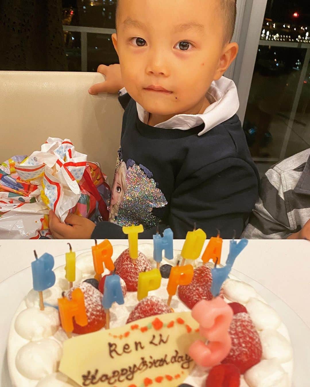 Nazukiのインスタグラム：「🎉 ℝ𝔼ℕ ℍ𝕒𝕡𝕡𝕪 𝔹𝕚𝕣𝕥𝕙𝕕𝕒𝕪 🎉  2020.9.27 3years old✨✨✨  レン3歳の誕生日🎉🎉🎉  あっという間の3歳😭  子育てには正解がなく、月齢に応じての悩みもあるし、怒ることもたくさんある😭 シングルマザーで、大変な時や不安な時もあるし、これでいいのかなーって思う時だってある🥺  でも、何よりレンがたくさんお友達ができて、健康で元気で、活発に遊んでる姿を見るだけで、幸せを感じる💕😊 そんな姿見て、これでいいんだよね🥺って 思う🥺  ママも３年❣️  私の子育てはまずはママが楽しむ✌️ ママが笑顔で楽しんでる姿見れば、子供も楽しい😆 ママを幸せにする為に産まれてきたんだから、ママが幸せに人生楽しまないと✨👍  どんな嫌な事や辛い事があっても、レンがいるから、ほんと乗り越えていけると、強く思う👏🏻  蓮琉おめでとう㊗️ そしてありがと🥰😍  Love you💕  #happbirthday #birthday #myson #3yearsold  #mama #mamalife #family #ren #3歳誕生日 ＃3歳 #男の子ママ　#シングルマザー　 #シンママ　#3歳男の子 #ママ3歳」