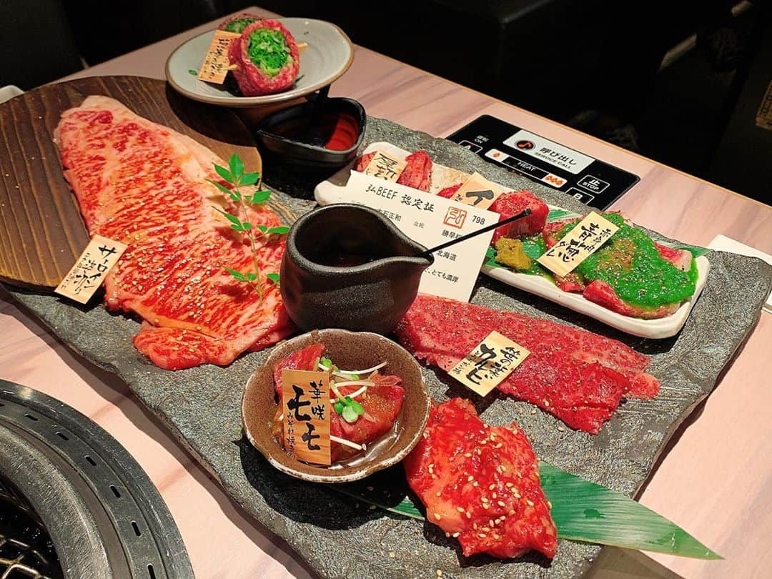 Yukaさんのインスタグラム写真 - (YukaInstagram)「京の焼肉処  弘  三条木屋町店 - 豪華十八番の日限定 今宵の盛り合わせ　¥5980 ・サーロイン姿切り(コク旨醤油だれ) ・笹の葉カルビ炙り焼き(とろろぽん酢) ・赤身肉青葱だれ ・焼きしゃぶ九条葱巻き(ぽん酢ジュレ) ・イチボ厚切り(柚子胡椒) ・厚切り上タン塩(特製レモンだれ) ・花咲もも肉(みぞれ焼き) ・和牛カルビ(コク旨醤油だれ) 単品 ・焼きしゃぶ九条葱巻き(ぽん酢ジュレ) ・和牛ユッケ¥980 ・手作りキムチ5種盛り¥980 　(胡瓜/白菜/大根/長芋/枝豆) ・旨塩九条葱サラダ¥380 ・ミニ石焼ビビンバ - ちょっと前に京都で食べた焼き肉 今日ちょうど肉の日だから投稿しちゃった🤭 月に一回の焼肉の日💕彼が選んだ店 京都ですごい人気らしいよー 土日ほぼ満席だから事前予約がオススメ！ - 行った特にちょうど限定メニューがあったからそれにした！ 1枚目の写真は特別限定セット、2人前¥5980、全部で450gあるらしいよ😍 もちろん他も色々頼んだ。 ユッケが美味しすぎて写真とるの忘れてた笑笑 私も彼もネギ大好きだから、ネギサラダにして、九条ネギがてんこ盛りで出てきてビックリした😳 本当にネギのままだった笑。でも塩だれめっちゃうまかったからネギ好きな人ぜひ😙 限定の盛り合わせ量ちょうど良かったし、全部美味しかった🥺💕 彼はお酒でお腹いっぱいだから、〆の冷麺諦めたけど、私はいつものビビンバにした。ここのビビンバは具多くて美味しかった。特におこげが多いから最高🥺 2人でいっぱい飲んでいっぱい食べて、¥12000ぐらいだった。 ボリュームも味も最高だった。また次京都に行ったら絶対行く！🤤🤤🤤 - 今天又是日本每個月一次的「肉の日」 前陣子去京都剛好有去吃燒肉 選在今天一起發文哈哈🤭🤭🤭 每次去旅行時，晚上的餐廳是男友負責找 這次他找的這間燒肉店，在鴨川旁邊，可以在納涼床上享用燒肉 但我們兩個比較想坐在室內吹冷氣所以就沒有預約戶外 這間店在京都有不少分店，好像滿有人氣的，假日的話建議先預約比較好 - 去的時候剛好有活動，有限定套餐，兩人份¥5980（約台幣1800）有選擇障礙所以直接點套餐，每種都吃的到，套餐裡面每種都超！好！吃！配的調味都超搭 另外當然還單點了不少東西 生牛肉太急著吃忘記拍了😅 看到在單上有九条蔥沙拉，覺得很好奇於事就點了，送上來不誇張，就是滿滿一盆蔥，剛好我跟男友都超愛蔥，整個很興奮😍 有時候覺得自己食量真的滿驚人的，男友原本想點冷麵，但他已經飽到吃不下了，我還是照樣點了石鍋拌飯⋯⋯雖然特別點了小份的，但送上來份量還是很有誠意，石鍋拌飯最愛的就是鍋巴，有人跟我一樣嗎？ 原本還嚷嚷著這份量我吃不完，殊不知後來我默默的一個人吃光⋯⋯😂😂影片最後的那個沙朗牛，油花滿多的，男友到後來吃不下，最後都是我解決掉🤪 每次吃飯男友都叫我想吃什麼就盡量點，我也沒在給他客氣，覺得可以吃東西真的好幸福🥺 下次還有去京都的話，還想再回訪的燒肉店 大家之後有計劃要來的話，也可以先把文章存起來唷！☺️ - 🍖京の焼肉処 弘 三条木屋町店 〒604-8205 京都府京都市中京区上大阪町５２７ 075-213-5000  #yakiniku#kyoto#kyotojapan#kyototrip#kyotogram#kyotofood#beef#yakinikuhiro#焼肉#焼き肉#肉の日#京の焼肉処弘#鴨川#三条#焼肉弘三条木屋町店#四条#京都#京都グルメ#京都ディナー#肉#飯テロ#グルメ#ディナー#京都旅行#京都観光#十八番の日#納涼床」9月29日 22時36分 - loveyuka06