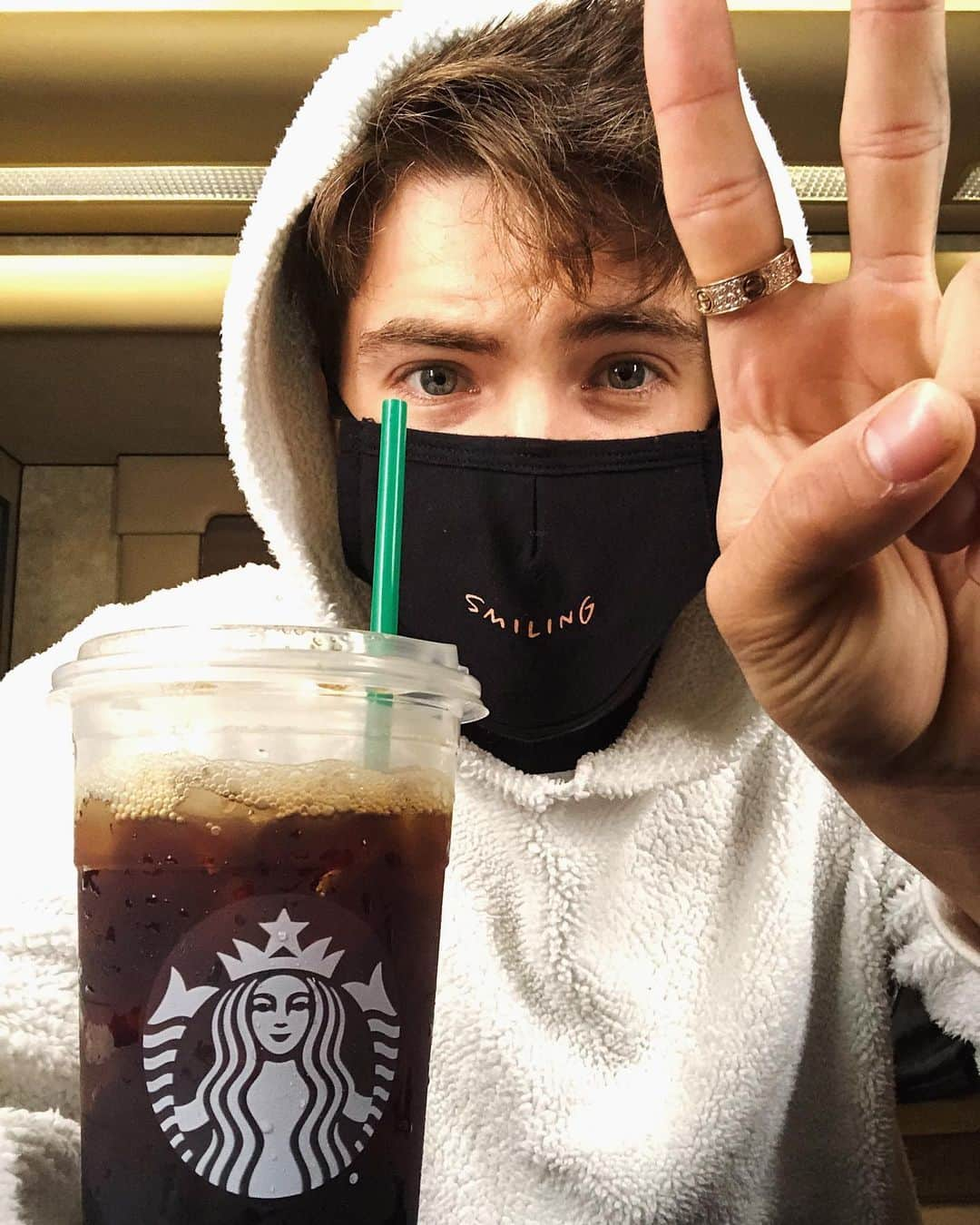 コディ・クリスチャンさんのインスタグラム写真 - (コディ・クリスチャンInstagram)「Smile today. ❤️✌️also, how do you take your coffee?」9月29日 22時41分 - codychristian