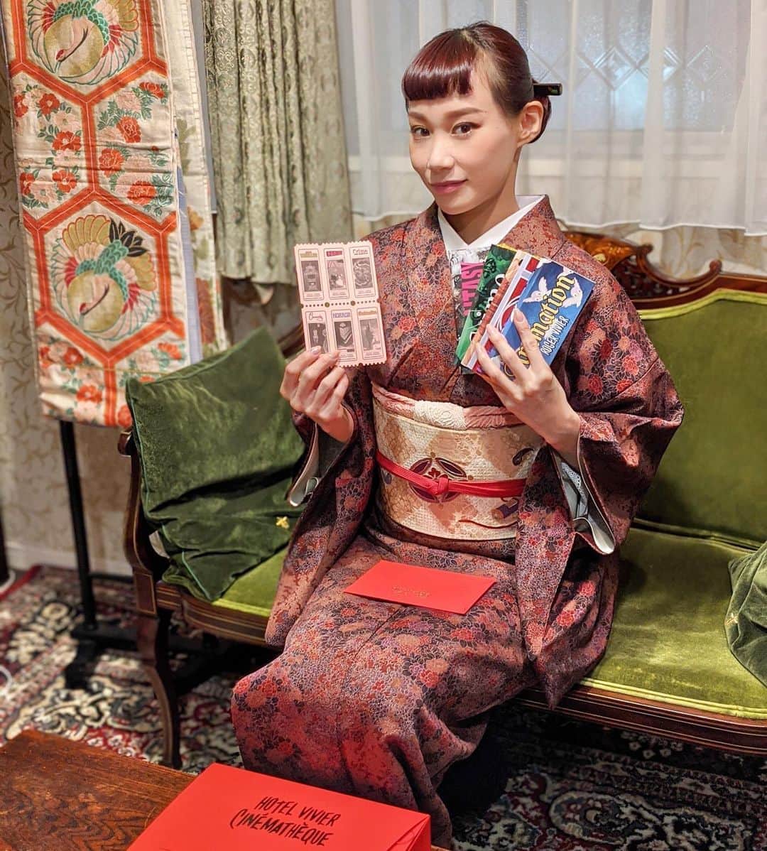 マドモアゼル・ユリアのインスタグラム：「Received an invitation from @rogervivier 🎟💖 so excited😍 ロジェヴィヴィエのオンラインプレゼンテーションのインビテーションが届きました❤️😍🎟 いつもならパリに行っていた時期、今年はお家でコレクションを楽しみます🏠🥺 パリに行けないのはちょっと寂しいけれど、世界中誰でも同じ時間にオンラインで楽しめるのも素敵だなと思いました🥰🌐 10/1の16時半にデジタルプレゼンテーションがローンチ、ロジェヴィヴィエの公式サイトからご覧いただけます🎟❤️ @gherardofelloni  #rogervivier #ロジェヴィヴィエ #アンティーク着物 #🎟」
