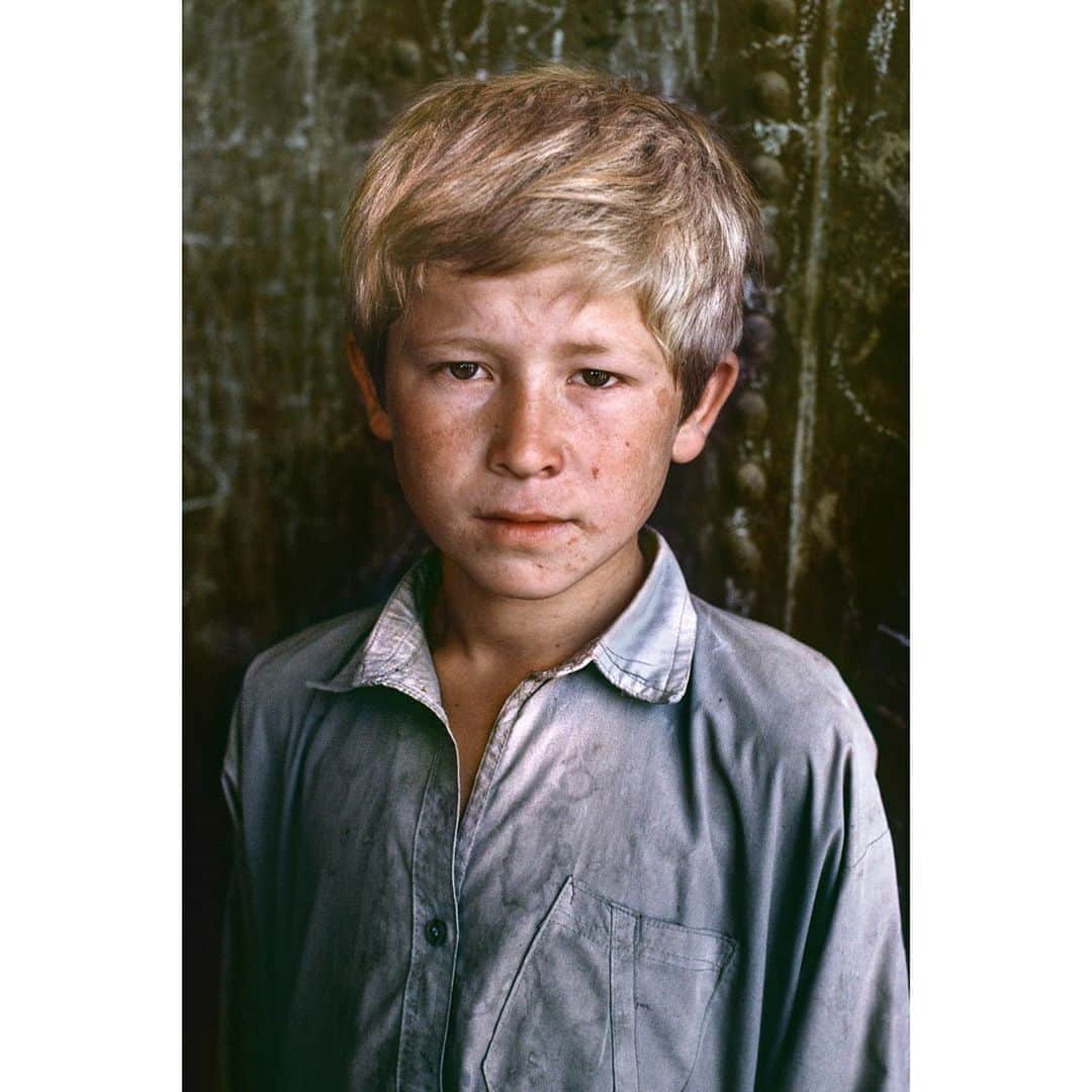 スティーブ・マカリーさんのインスタグラム写真 - (スティーブ・マカリーInstagram)「Shepherd boy, Panjshir Valley, #Afghanistan, 2002.   #SteveMcCurry #SteveMcCurryAfghanistan」9月29日 22時45分 - stevemccurryofficial