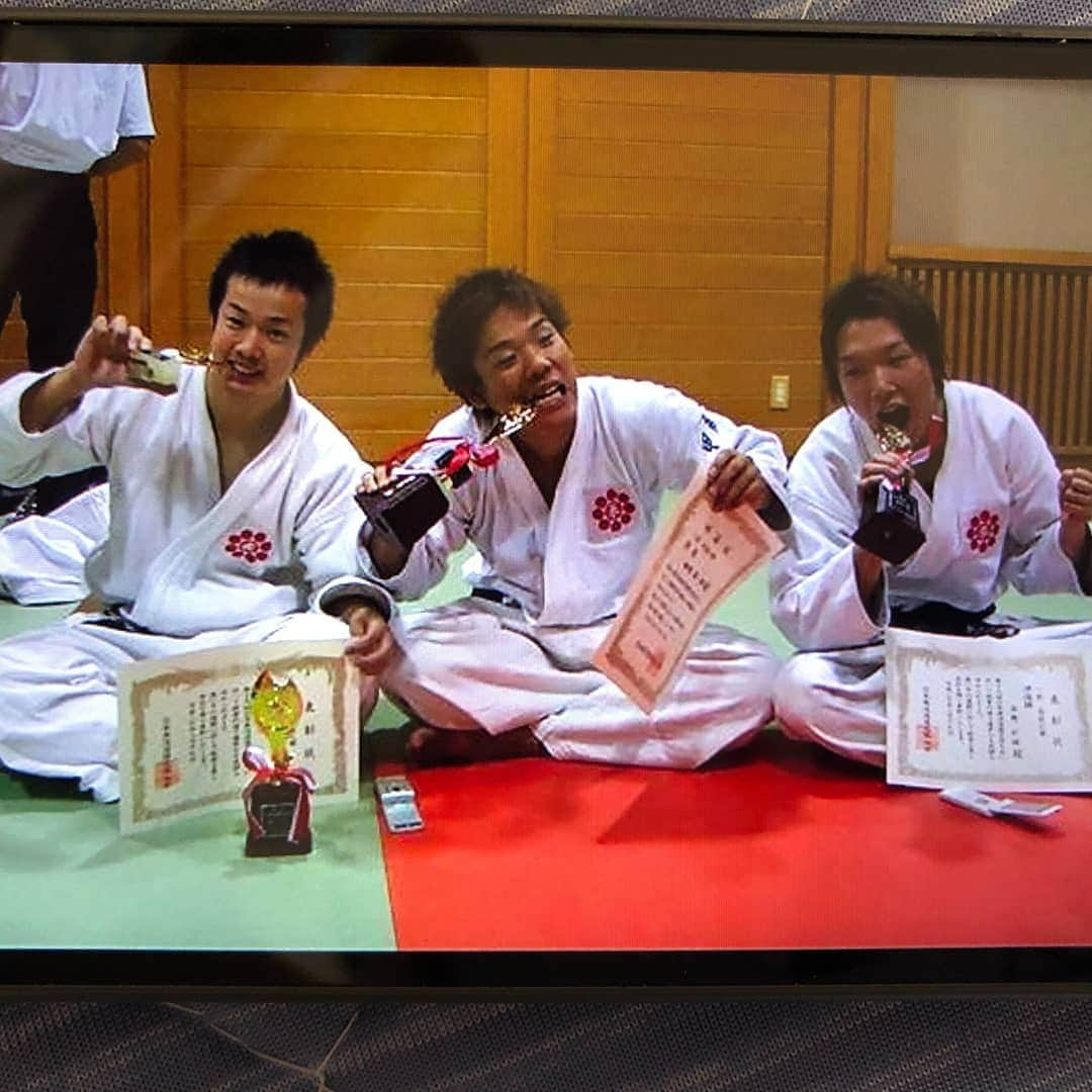 長島☆自演乙☆雄一郎さんのインスタグラム写真 - (長島☆自演乙☆雄一郎Instagram)「写真もろた😄15年前位かな？日本拳法家時代。ちな参段。そして今はなき後輩とwww  大阪市平野区平野西6-5-27-4F 02GYM.net  #平野区 #大阪  #八尾 #東大阪 #打撃格闘技 #大阪フィットネス #西田辺 #格闘技 #プロ格闘家　#喜連瓜破　#出戸 #杭全　　#八尾南 #K1 #松原 #藤井寺 #久宝寺 #久宝寺緑地 　#ムエタイ　#キックボクシング　#パーソナルキックボクシングトレーニング　#大阪キックボクシング #日本拳法　#大阪空手#格闘技初心者　#大阪K1  #アリオ八尾 #格闘技好きな人と繋がりたい　#格闘技ジム　#キックボクシングジム」9月29日 22時47分 - jienotsu