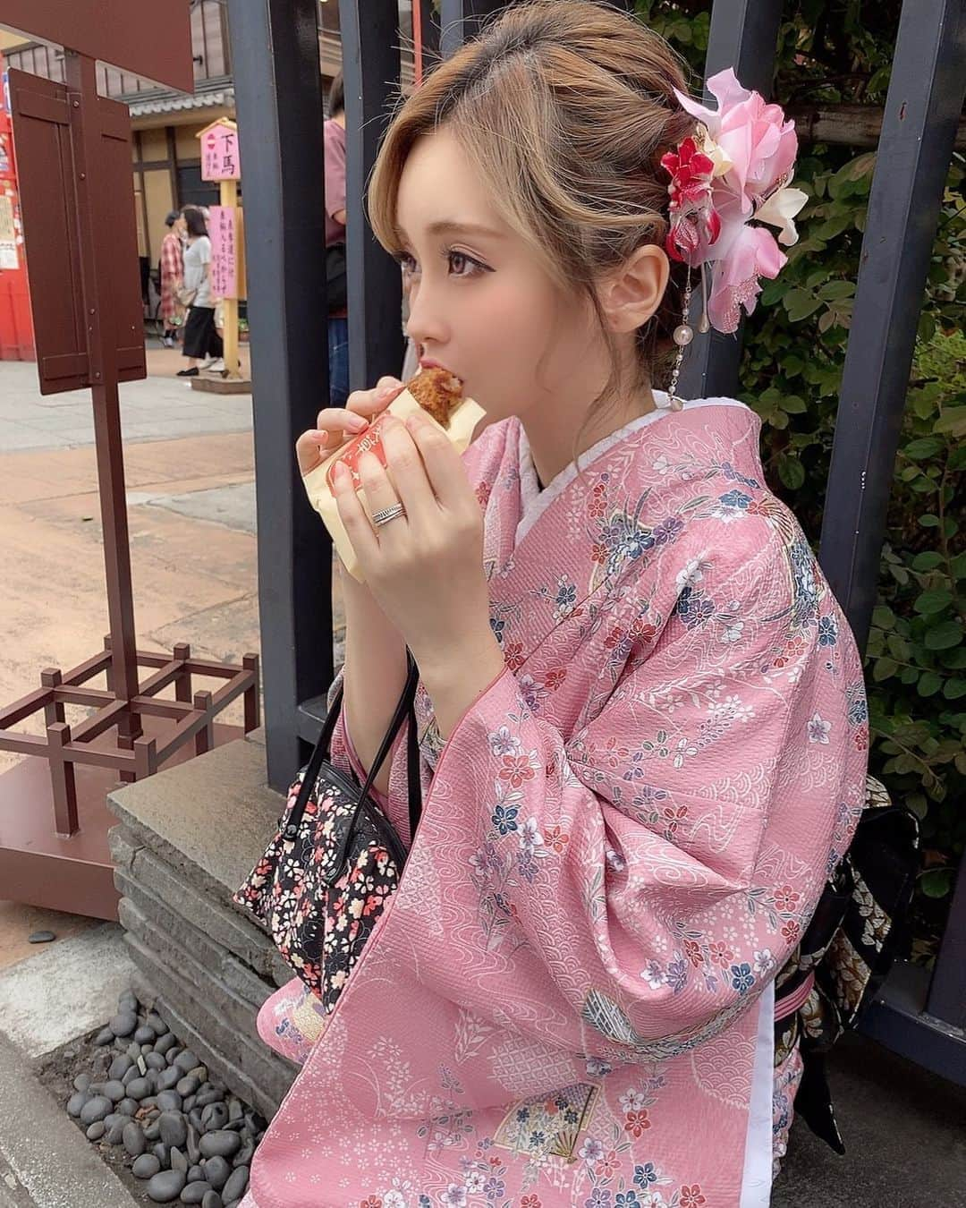 あさにゃん（川北愛紗奈）さんのインスタグラム写真 - (あさにゃん（川北愛紗奈）Instagram)「浅草を着物👘で食べ歩きした日の🍘﻿ ﻿ すごい行列できてたメンチカツうまうまだった🥰🥰﻿ ﻿ #浅草 #浅草グルメ #浅草メンチ #浅草食べ歩き #着物 #浅草着物レンタル」9月29日 22時47分 - asanyan0326