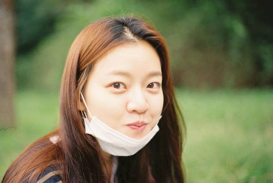 のインスタグラム：「세상에서 제일 사랑스러운 고아성 배우님이 인스타그램을 개설하셨다는.... 반가운 소식....🧡」