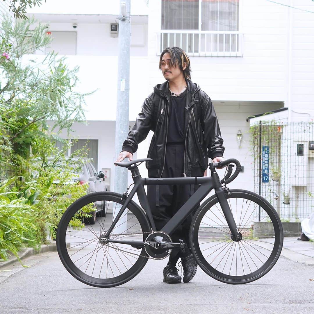 のインスタグラム：「自転車通勤が始まりました。  #margiela #hermes #acronym #asics」