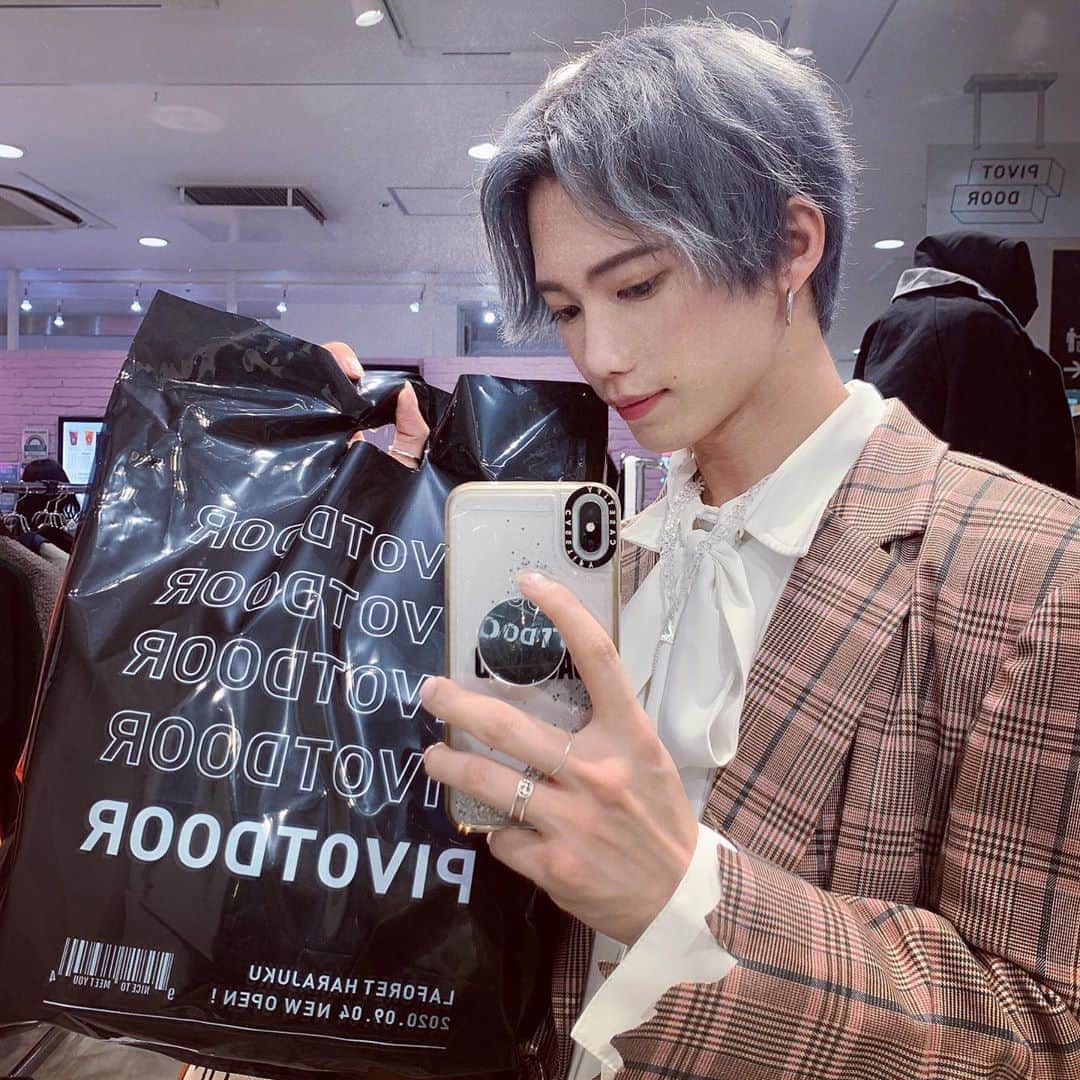 のインスタグラム：「この間のパーティー前にラフォーレ原宿にオープンした  @pivotdoor_laforet  @pivot_door  の店舗に行ってきました～～～⚐  可愛いボトムスGETしたのでまた お写真載せますので待っててね！！  とてもお手軽な値段でいろんなお洋服 売ってたので店舗でもネットでも 見てみてのん( ˶˙ᵕ˙˶ )   #pivotdoor #koreanfashion」