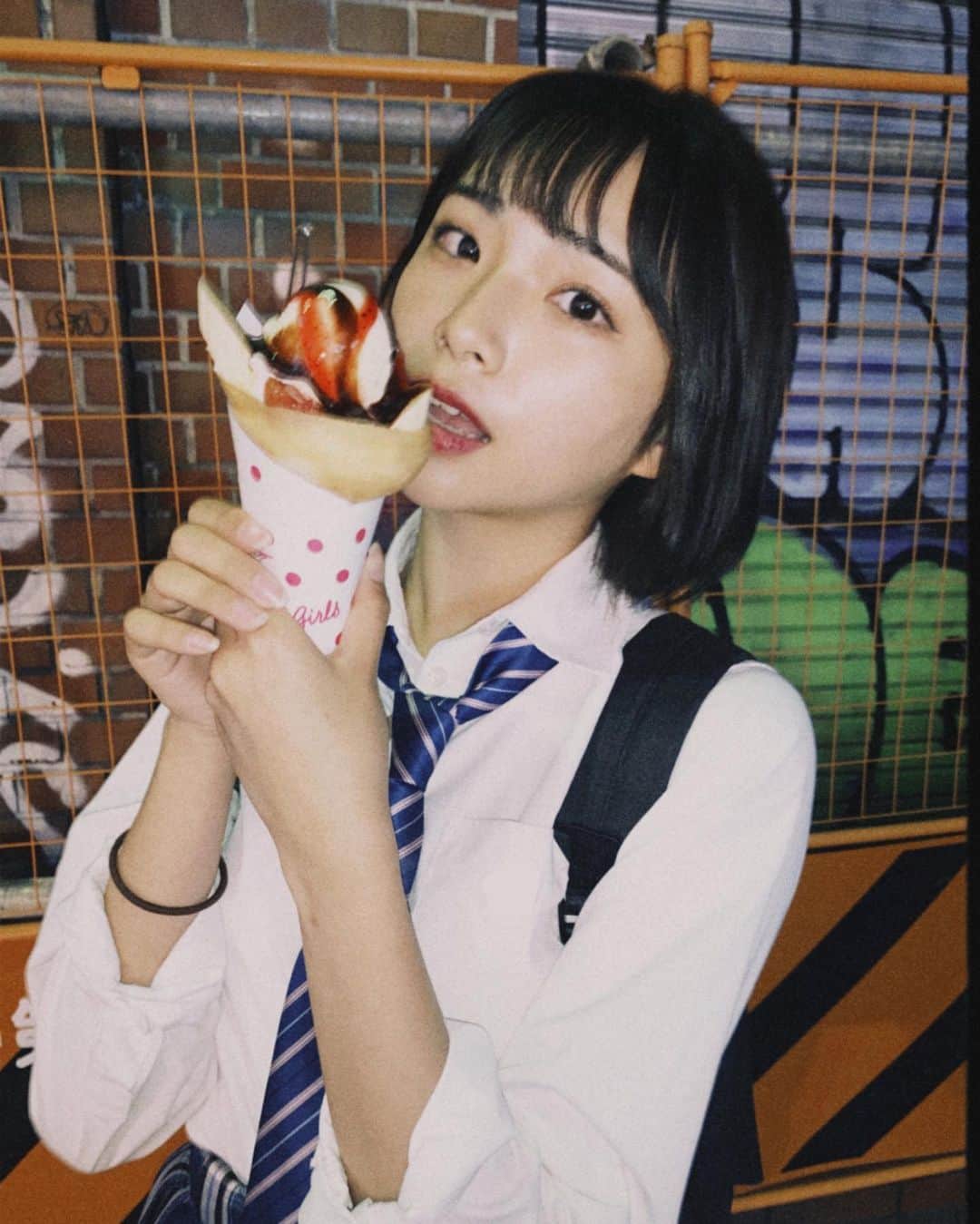 麻生果恩のインスタグラム：「むしゃむしゃ🍓🍌 . . #クレープ#原宿#jk#fjk#jkブランド#04」