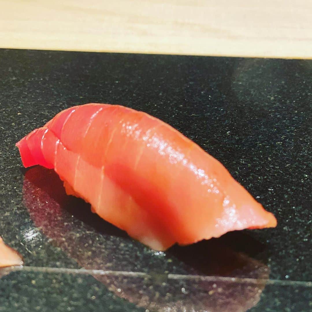 Taku Takahashiのインスタグラム：「僕にとってお鮨でいちばん感動する時。それは、最初の一口のでシャリがパラパラ〜って崩れてくれて、ネタがシャリと交じあってミックスされる瞬間。  それを最初に気づかせてくれたのは、あら輝さん。もうお店は辞めちゃったけど、初めて口にしたときのビックリは今でも忘れられない。  そこからさいとうさんだったり天本だったり、色々とシャリに拘る店を(まあ、どこも、それなりに拘ってるんだろうけど)体験させてもらってきたけど、ひとつわかったことがあって。  それぞれの拘りにはリスペクトしてるけど、僕の好みはシャリの温度がそこまで高くないこと。  自分の記憶が正しければあら輝さんのシャリは程よい暖かみだったような気がする(鮨通の人、間違ってたら指摘してください)。  そんな味の系譜を受け継いでるのがこのお鮨屋さん。ネタの仕込みはもちろんのこと、シャリのパラパラ〜がすごく好み。  元々、母校の近くにあって移転してからあまり行く機会がなくなったんだけど、久しぶりにいってそれを気づかせてくれた。  大将は寡黙で鮨オタク。そして若い。どこの高級ネタを仕入れたかとか、そういうゴタクはあまり言わず、良い食材を良い仕込みをして、そしてシャリを適温で出してくれる。照れ隠しで、この仕込み超大変だったんですよー、とか言ってくるところも、ツボ。そしてネタとシャリ両方を引き立てる才能を持ってる。  鮨匠の中澤さんが、今の鮨バブルを危惧してたんだけど、ここはずっと残る店なような気がする。少なくとも僕のめちゃくちゃ好みなお鮨屋さん。」