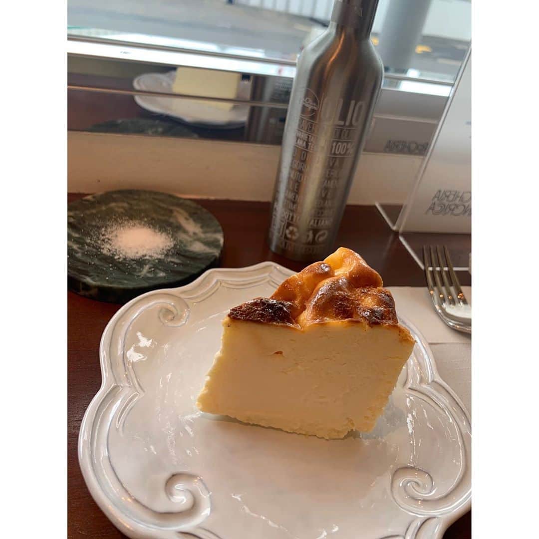 乙黒えりのインスタグラム：「バスクチーズ  しばらく我慢してたチーズケーキたべちゃった〜❗️ 主人とよく行くカフェ いい気分転換になります♪ #ラテノッチョラ #ドロゲリアサンクリッカ @drogheriasancricca  #カフェ#喫茶#白金高輪」
