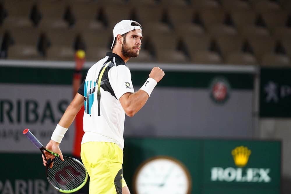 カレン・ハチャノフのインスタグラム：「Keep pushing👊🏻💪🏻 #RG20 #Round2 @rolandgarros  // Идём дальше👊🏻💪🏻」